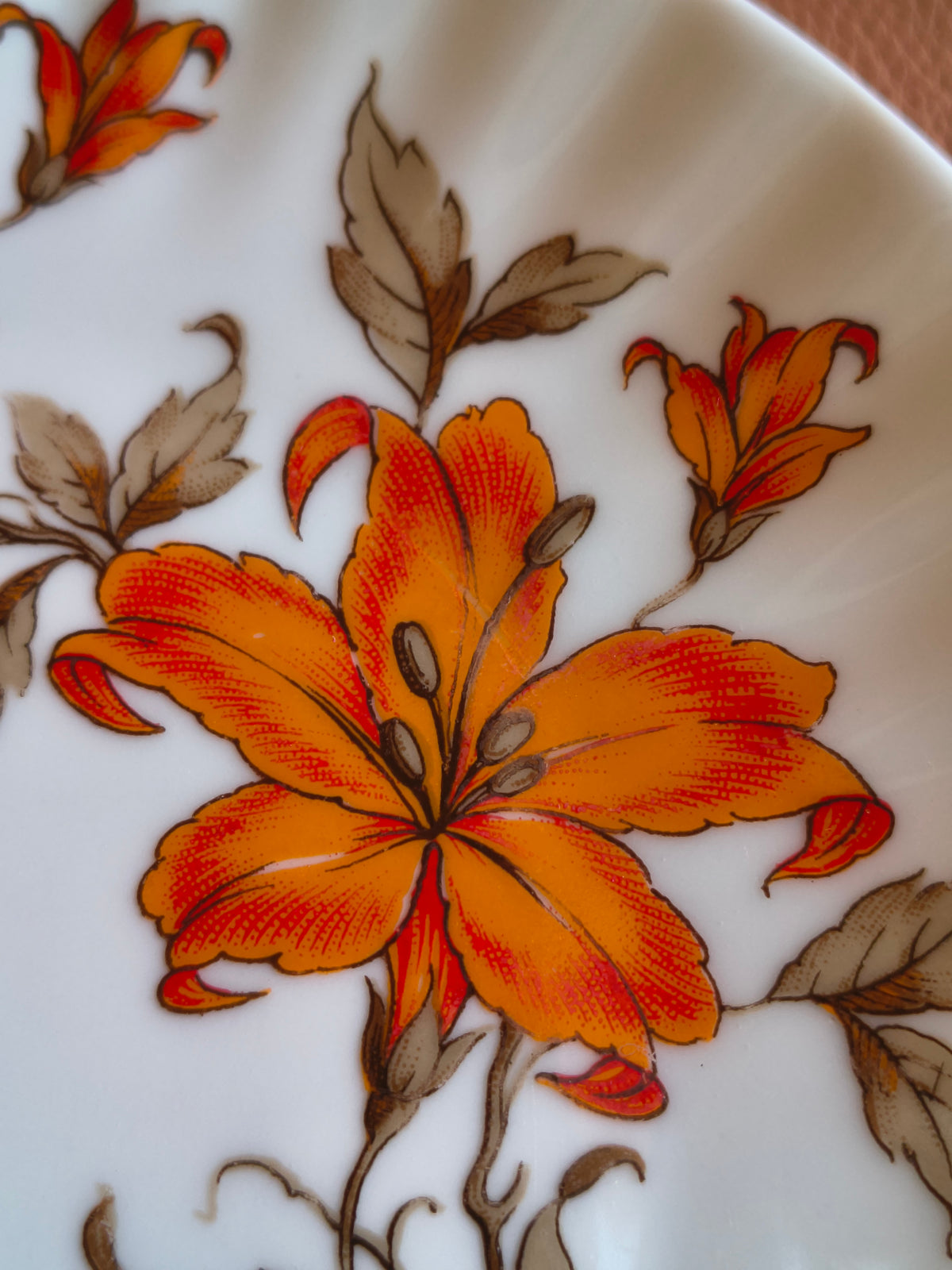 Lot de 4 assiettes à dessert Bavaria fleurs de lys orange et marron