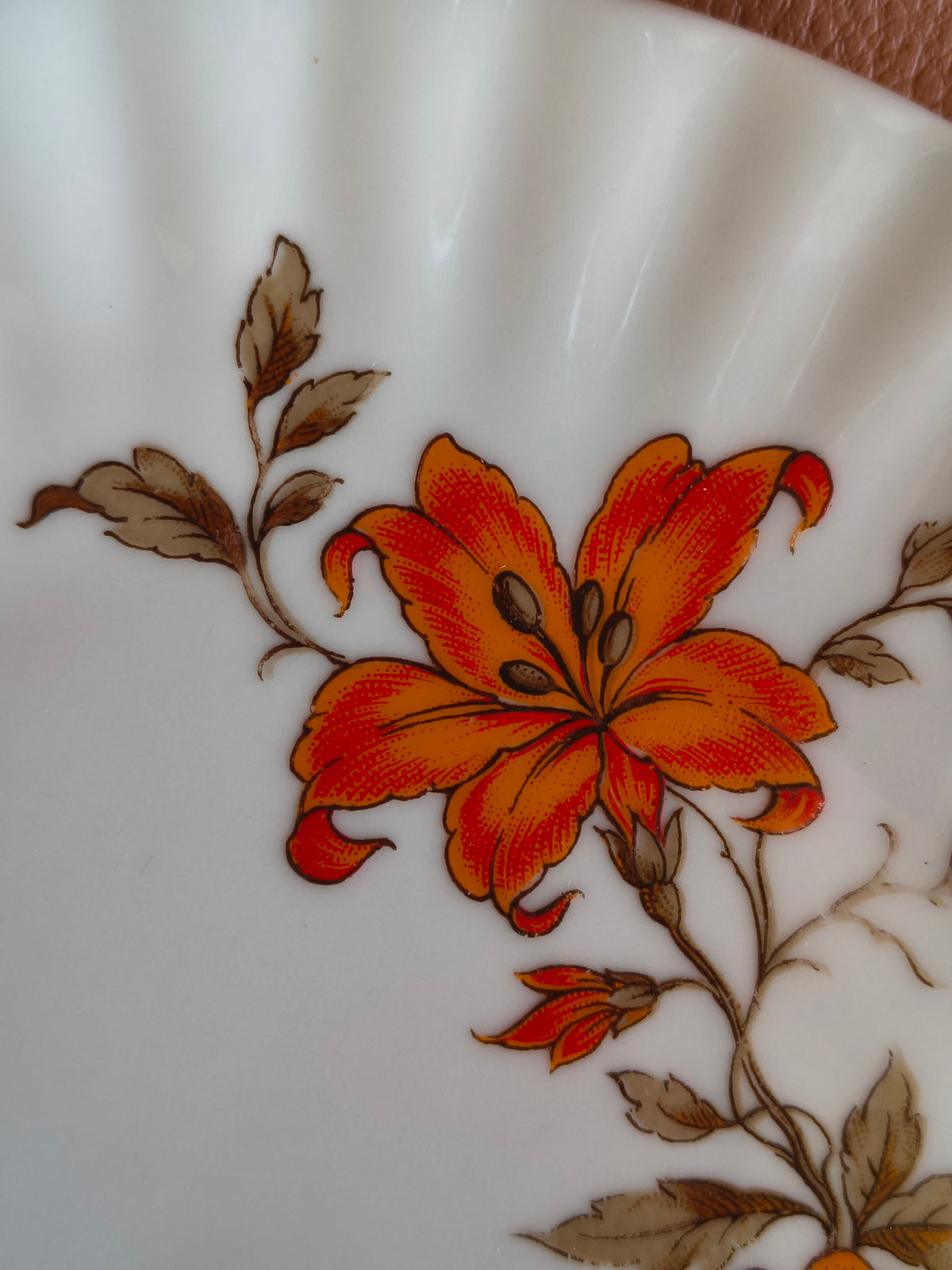 Lot de 4 assiettes à dessert Bavaria fleurs de lys orange et marron