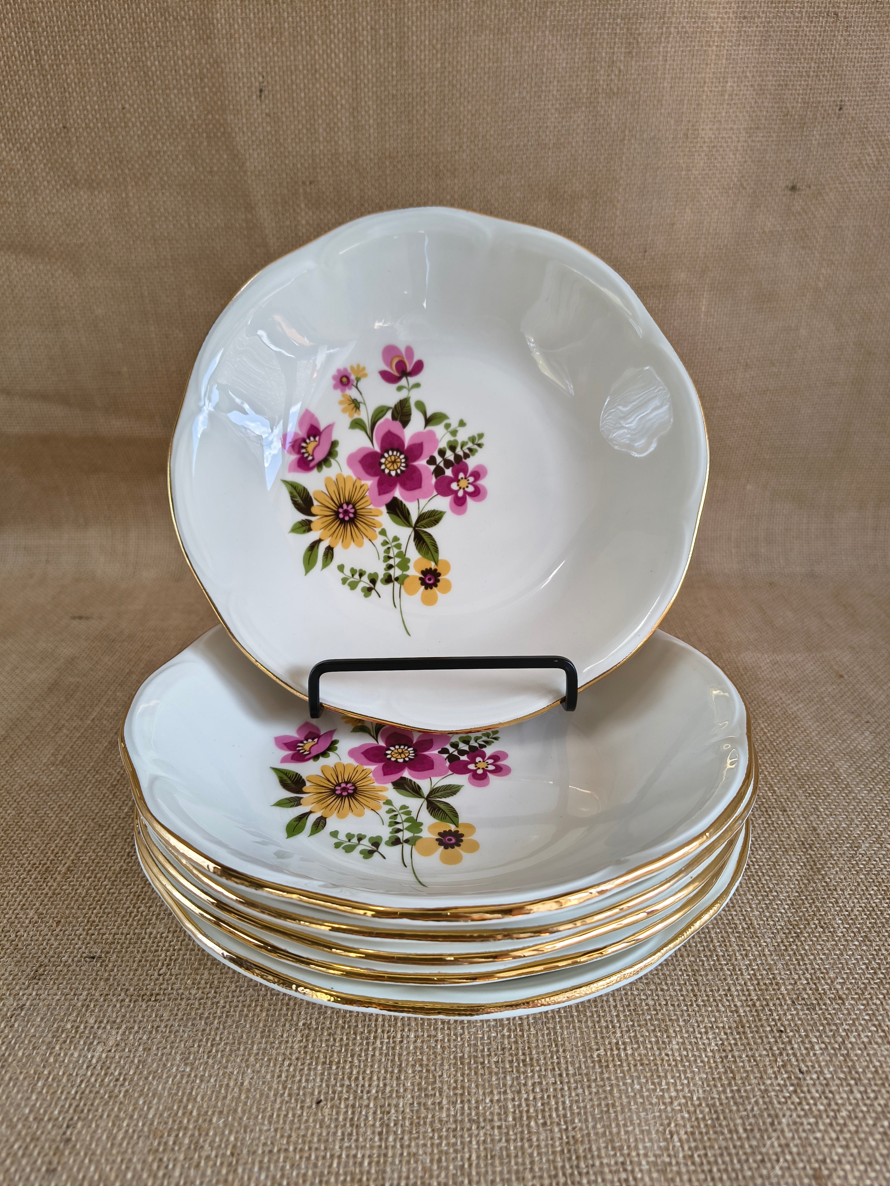 Lot de 6 assiettes en porcelaine de Gien décor fleurs rose et jaune