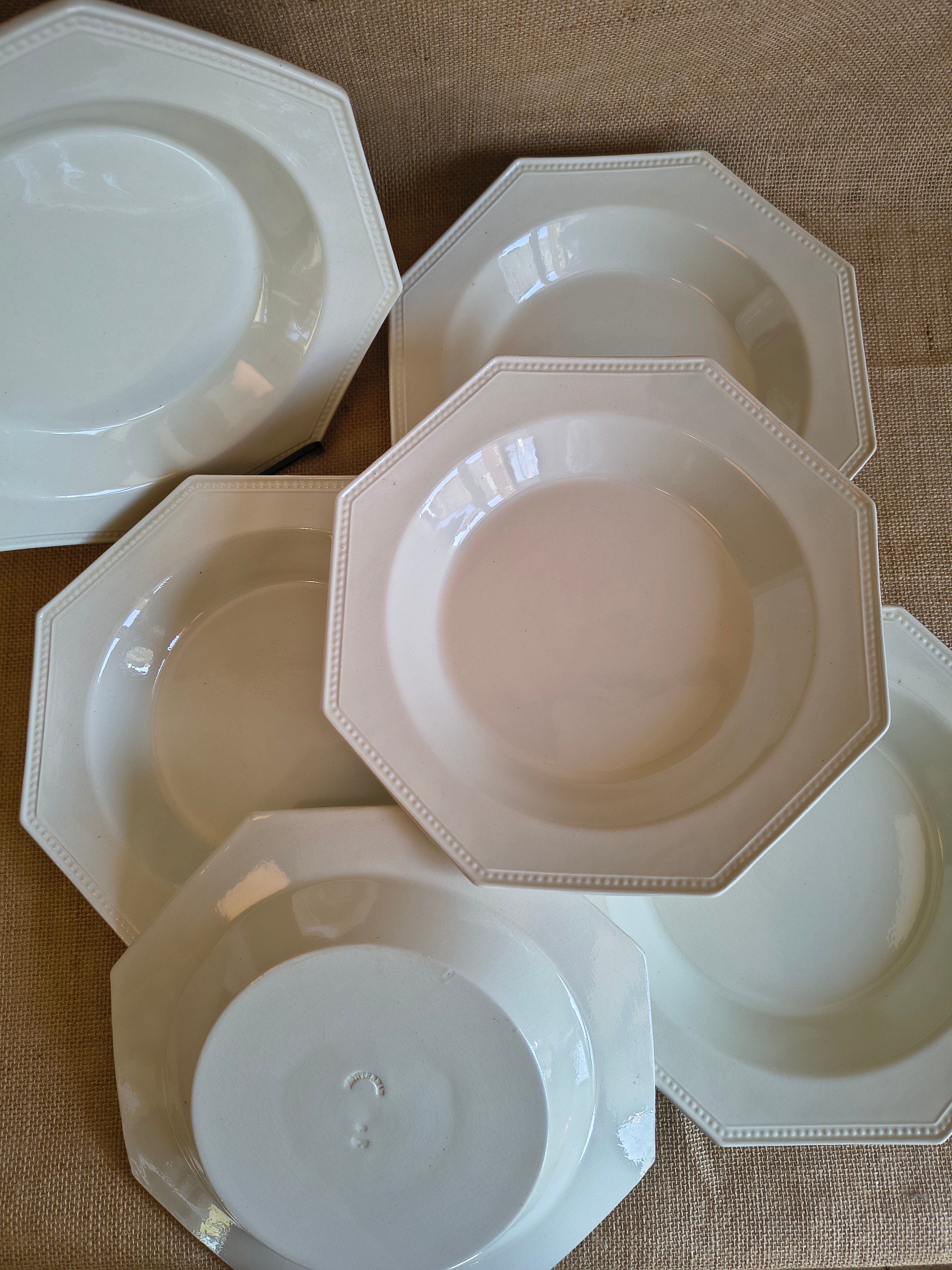 Lot de 6 assiettes hexagonales creuses Montereau décor perles
