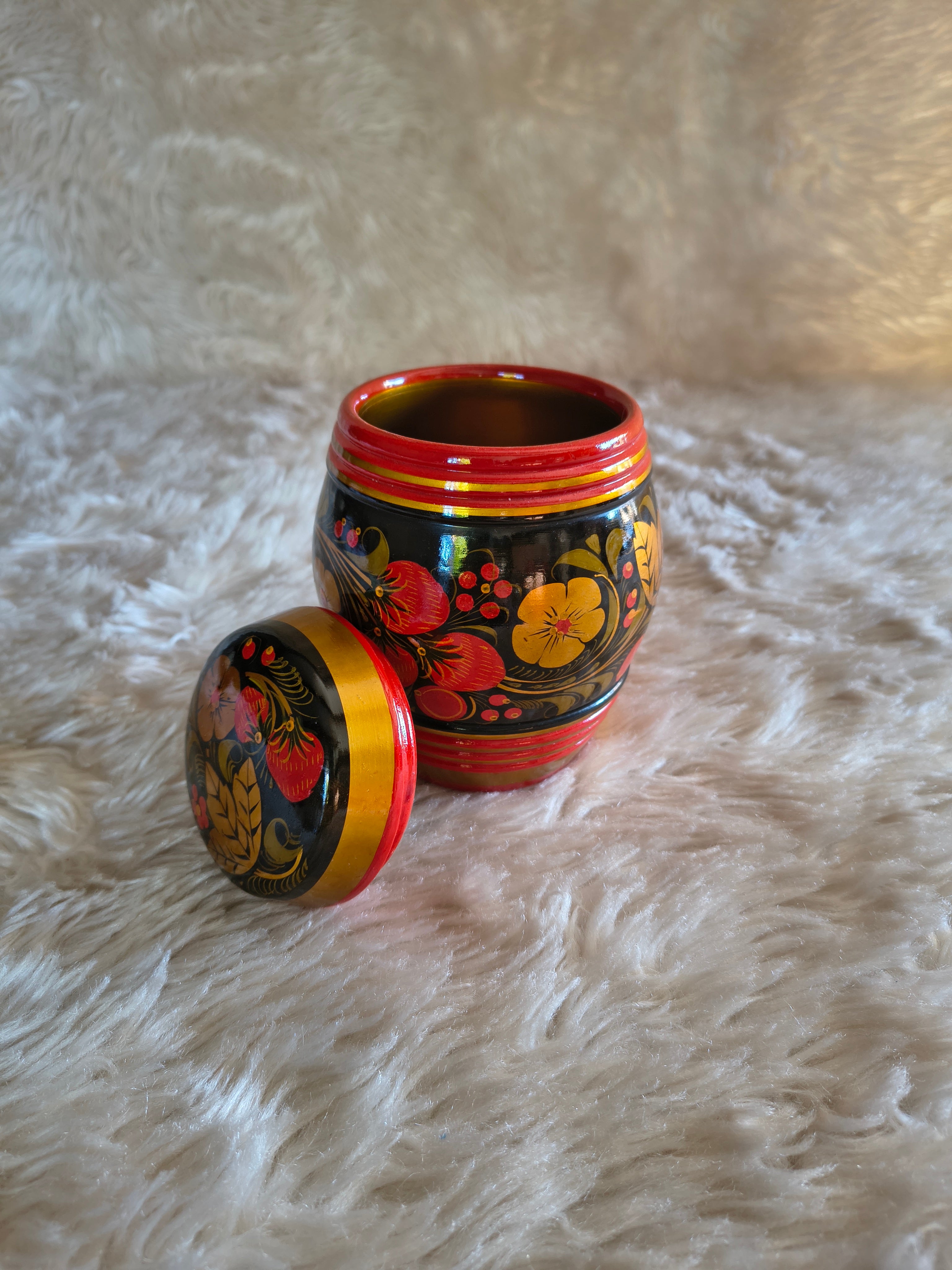 Boite khokhloma décor fraises et Bleurs rouge et doré 