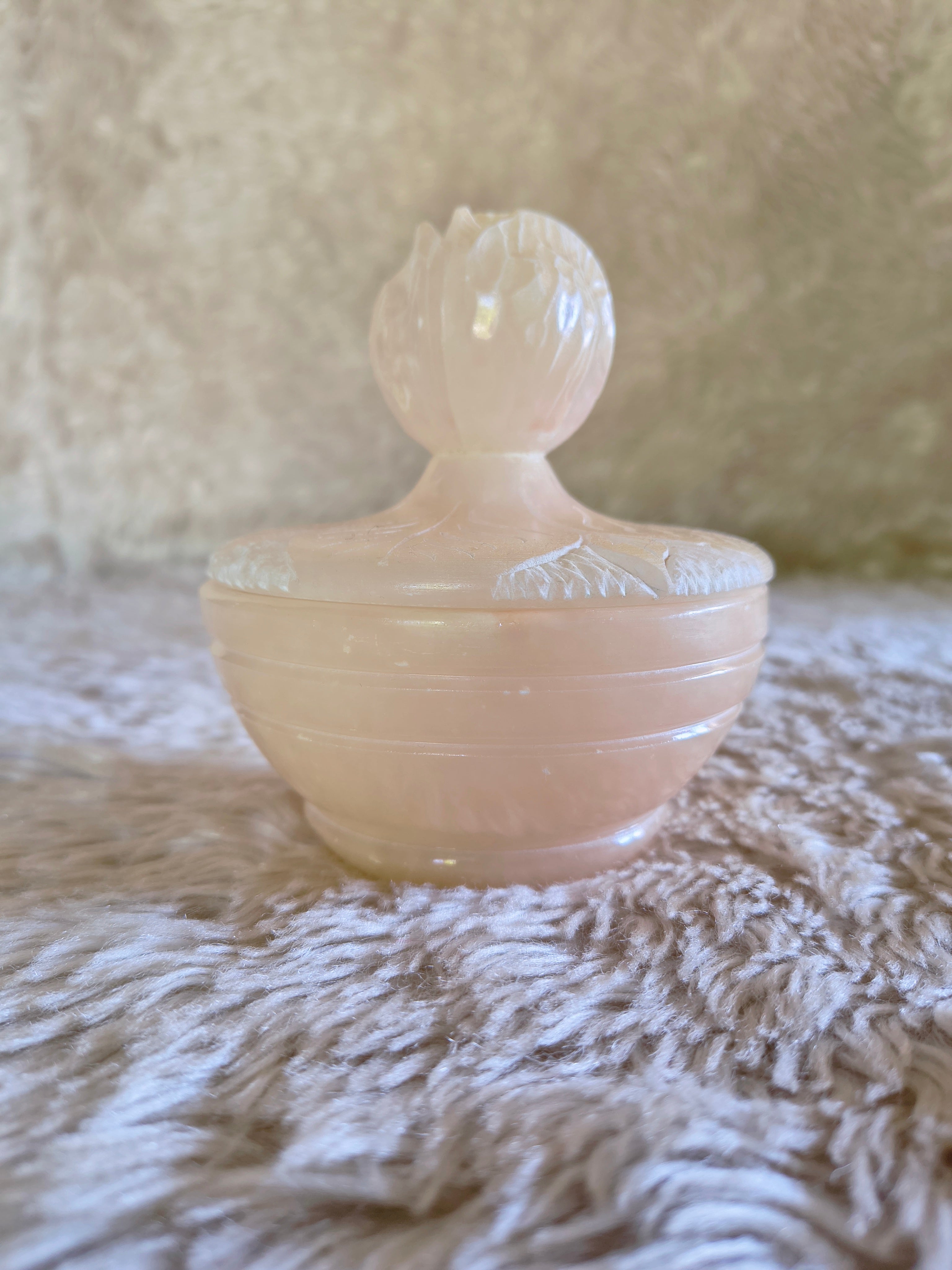 Boite en marbre rose avec couvercle gravé bouton de rose
