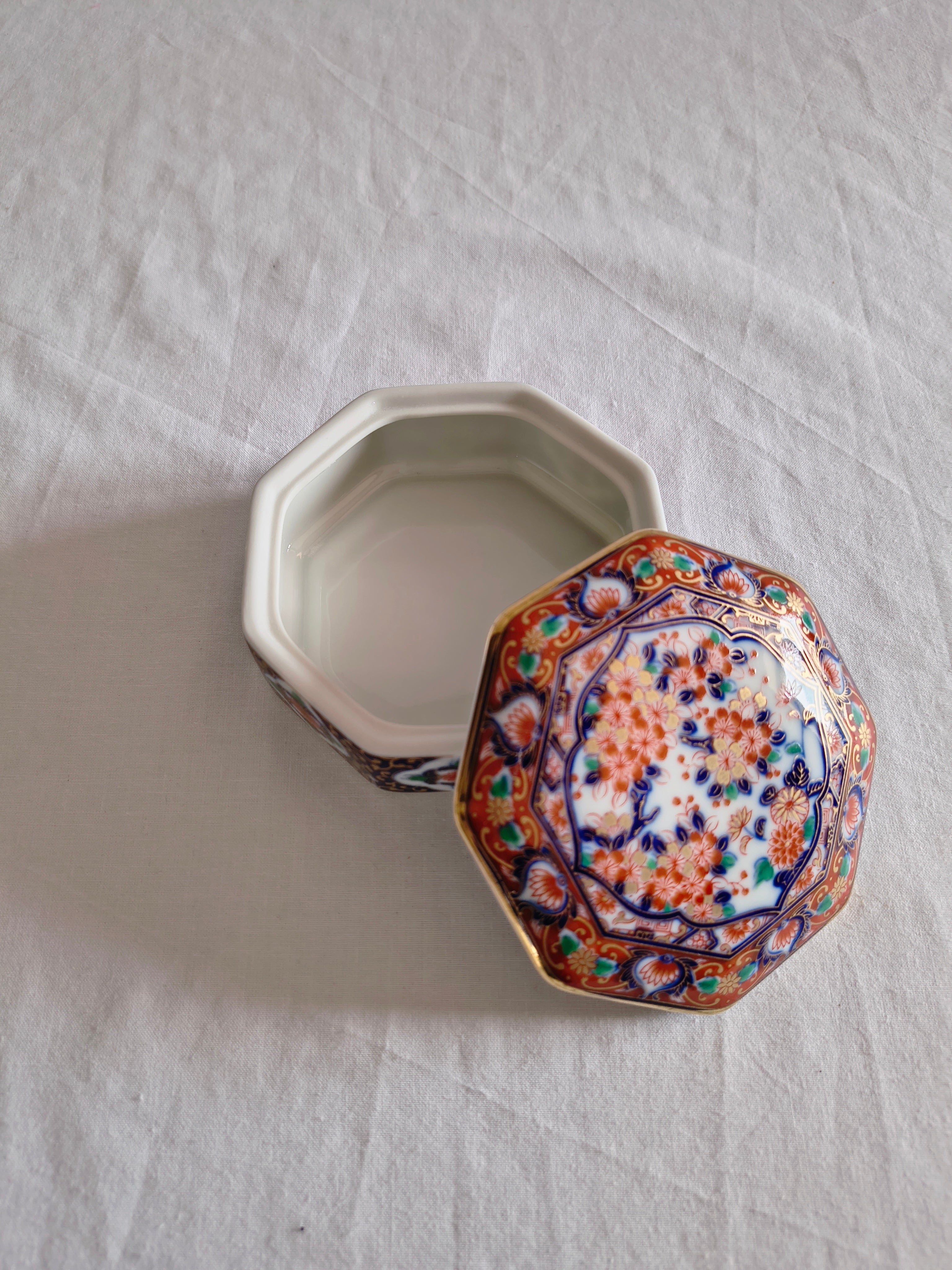 Boite octogonale en porcelaine japonaise style Imari