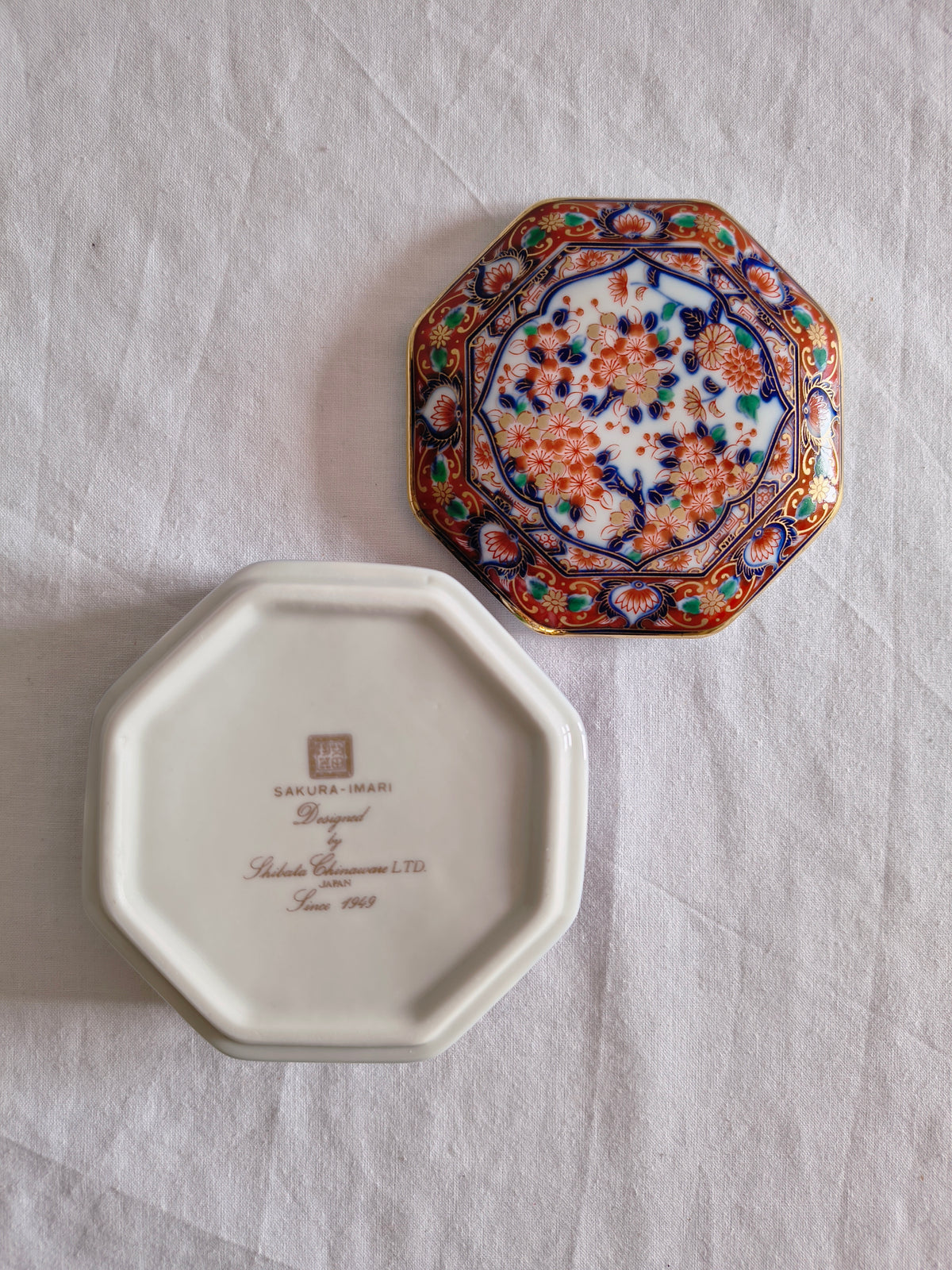 Boite octogonale en porcelaine japonaise style Imari