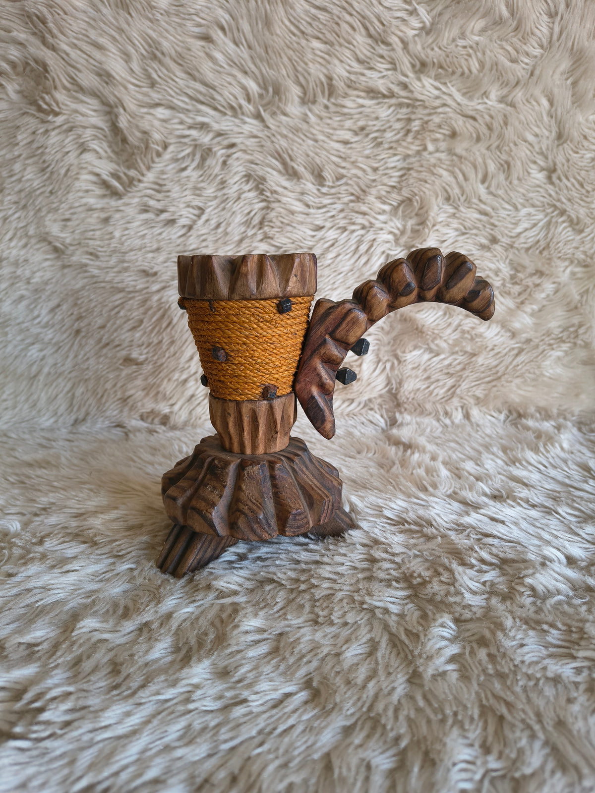 Bougeoir en bois sculpté avec poignée décor corde et clous