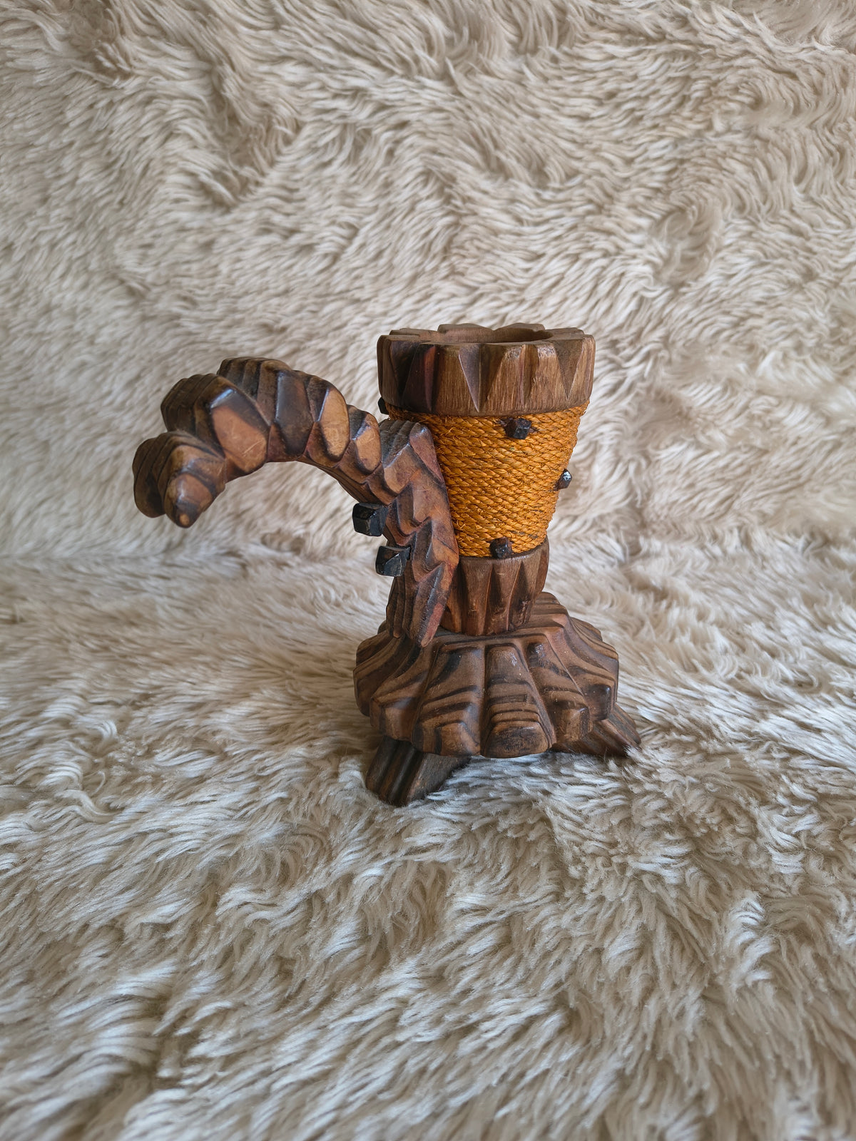 Bougeoir en bois sculpté avec poignée décor corde et clous