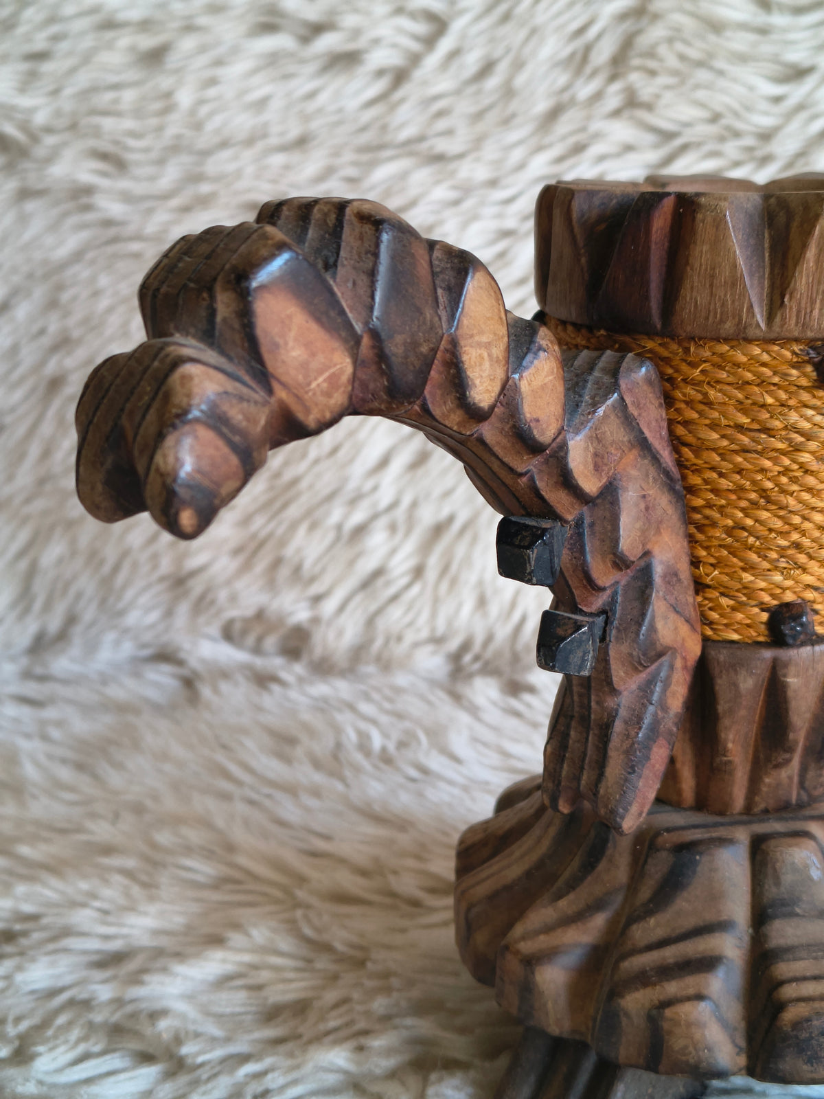 Bougeoir en bois sculpté avec poignée décor corde et clous