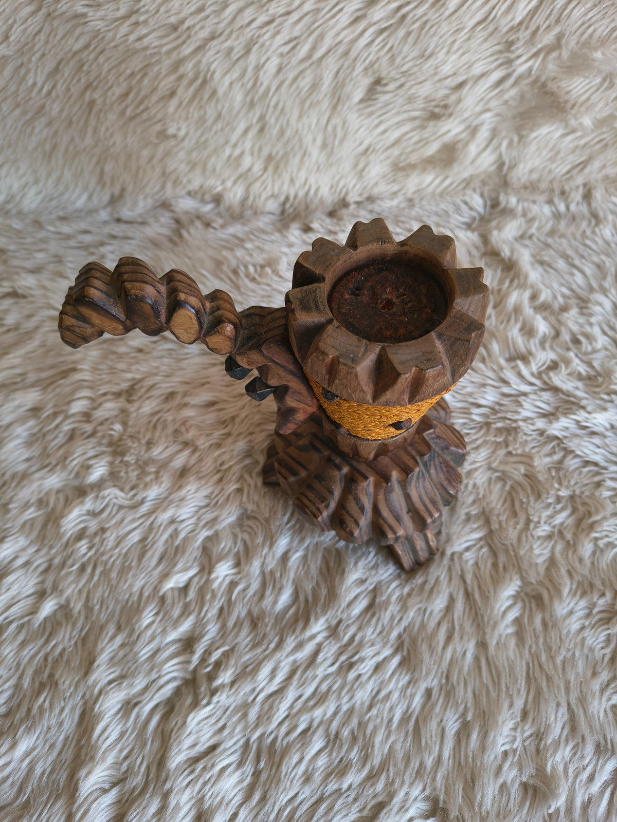 Bougeoir en bois sculpté avec poignée décor corde et clous