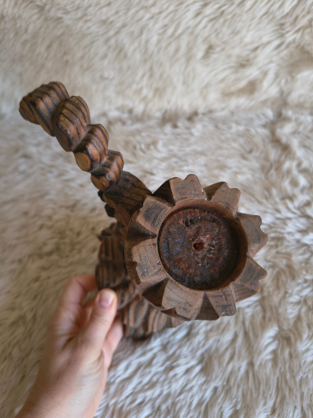 Bougeoir en bois sculpté avec poignée décor corde et clous