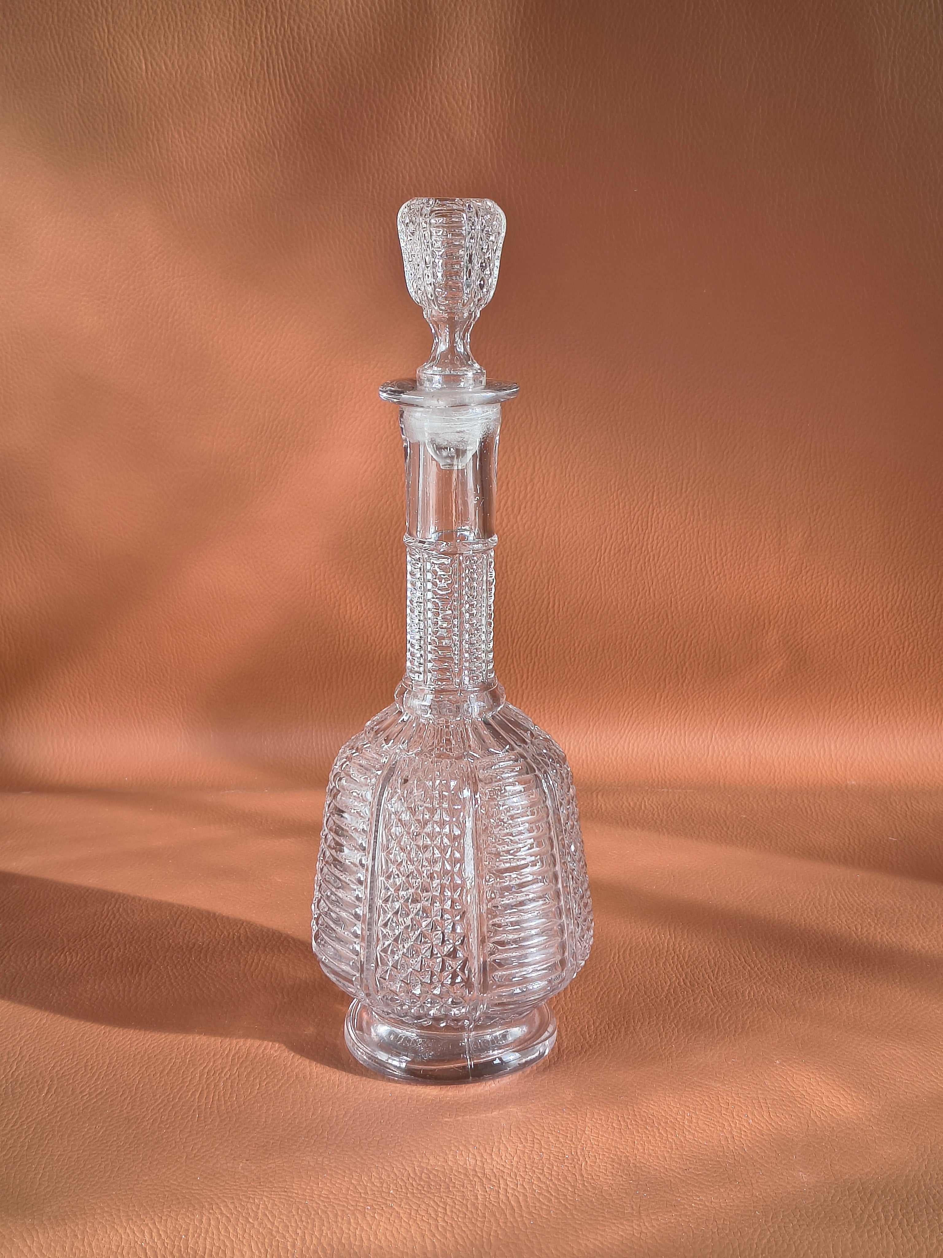 Carafe ancienne ouvragée motifs cannelures et diamants