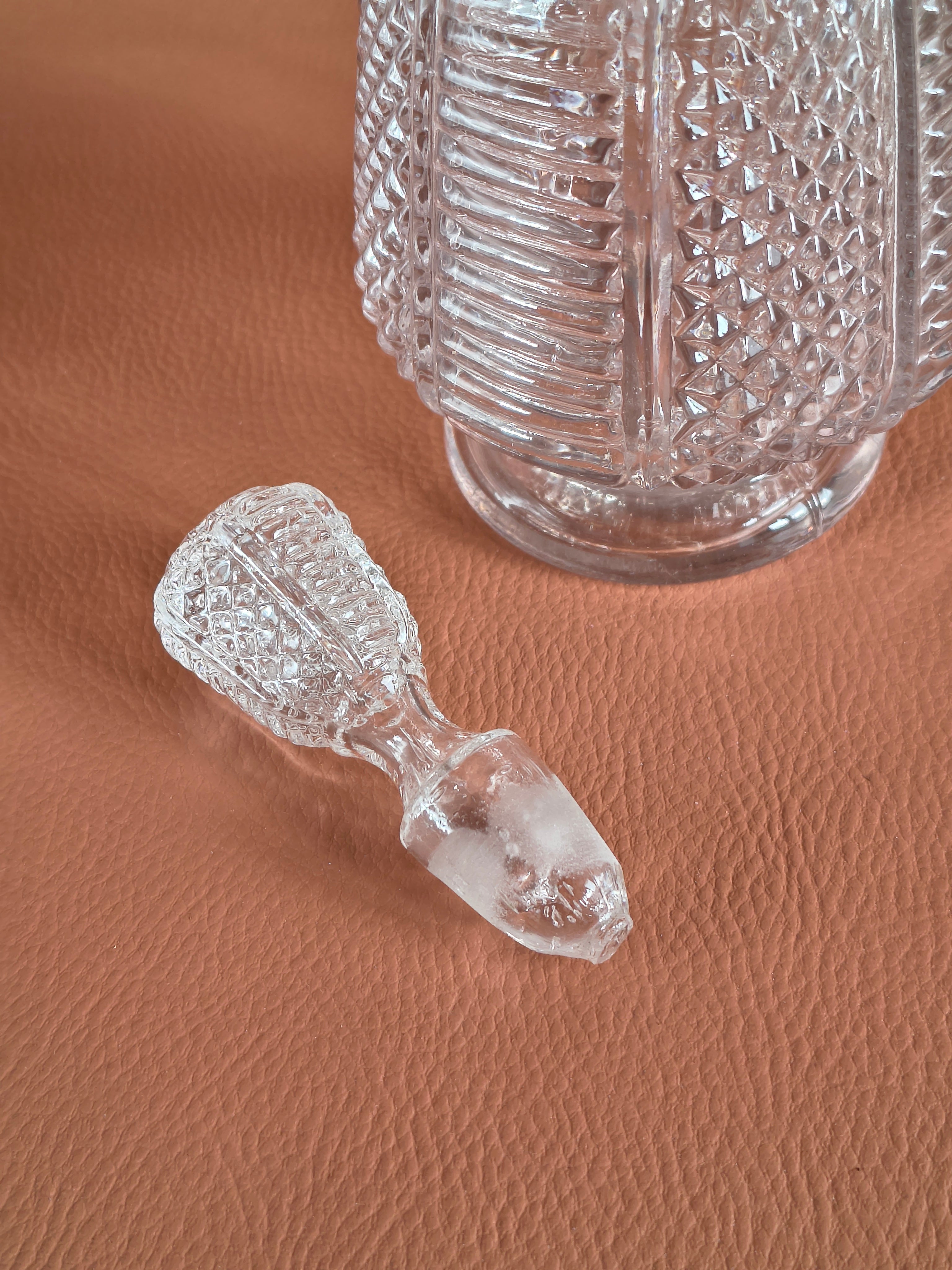 Carafe ancienne ouvragée motifs cannelures et diamants détails bouchon