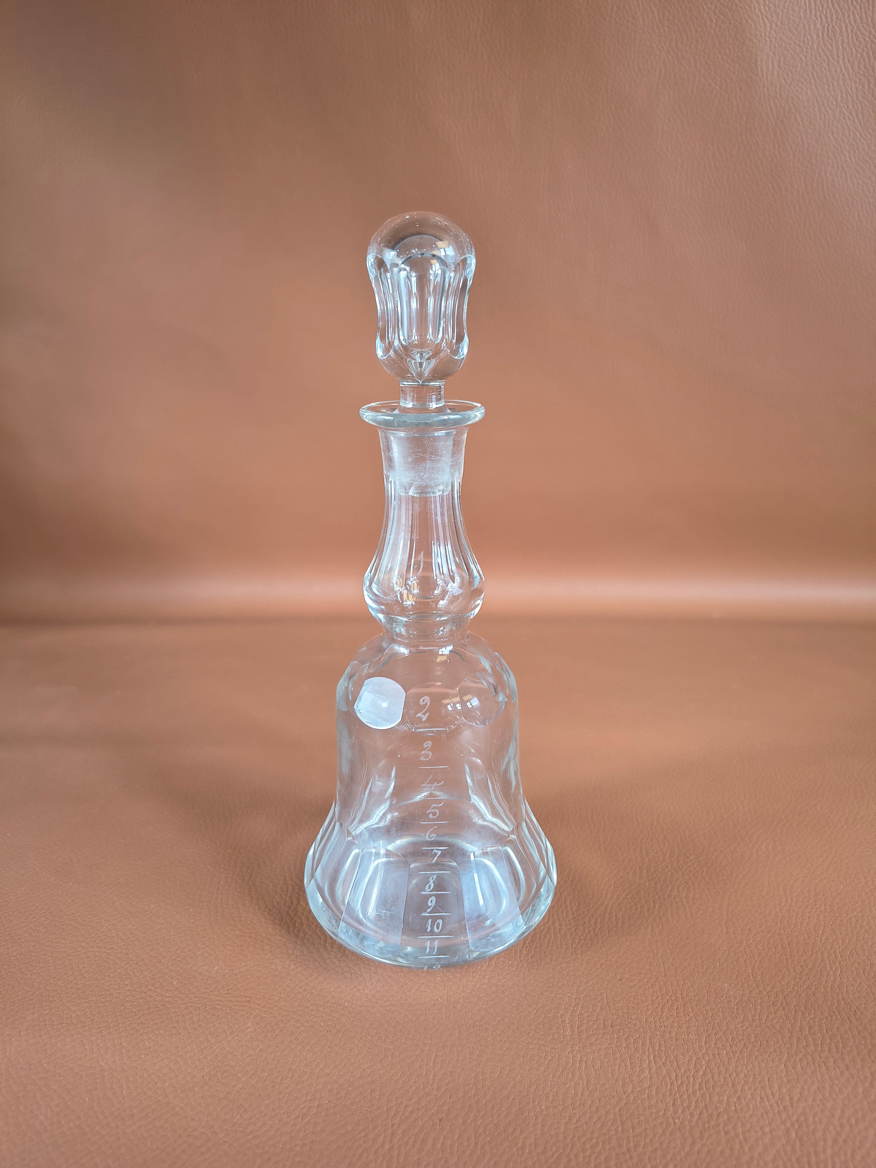 Carafe ancienne graduée en verre