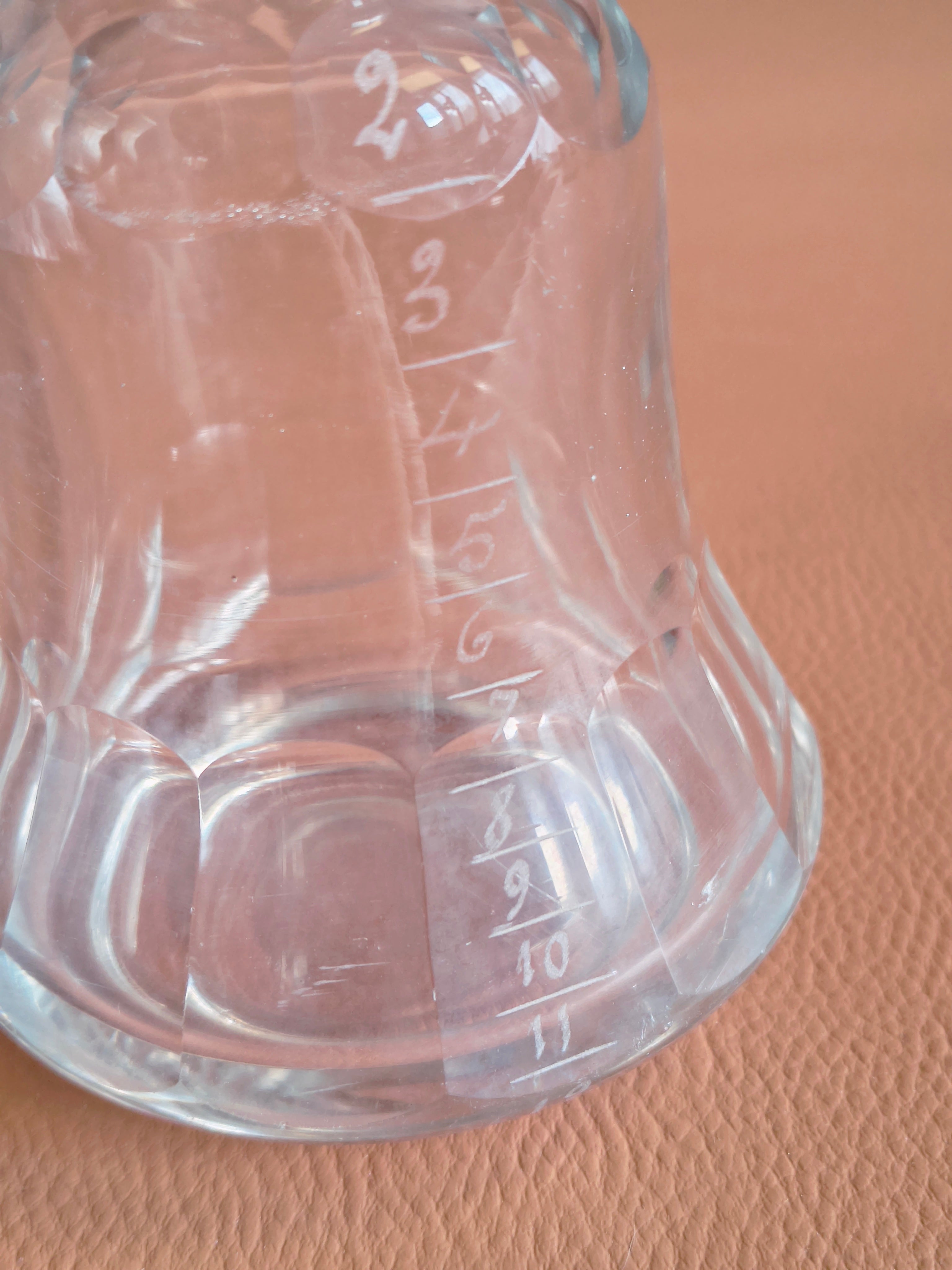 Carafe ancienne graduée en verre