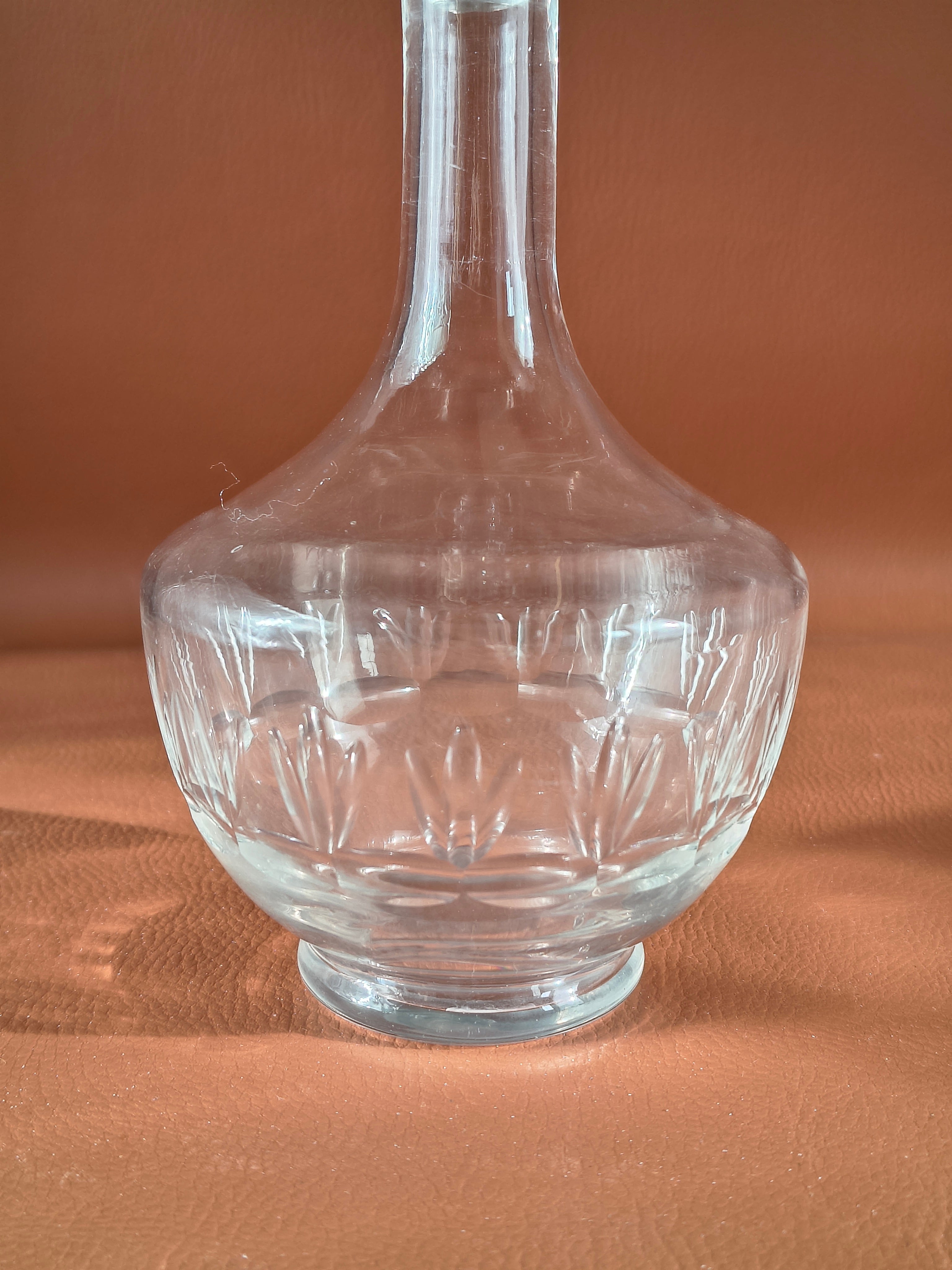 Carafe ancienne en verre grave de palmettes stylisées