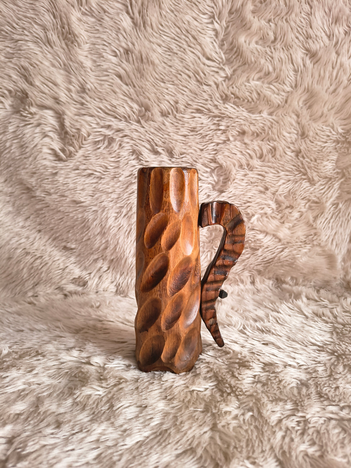 Vase forme chope en bois sculpté