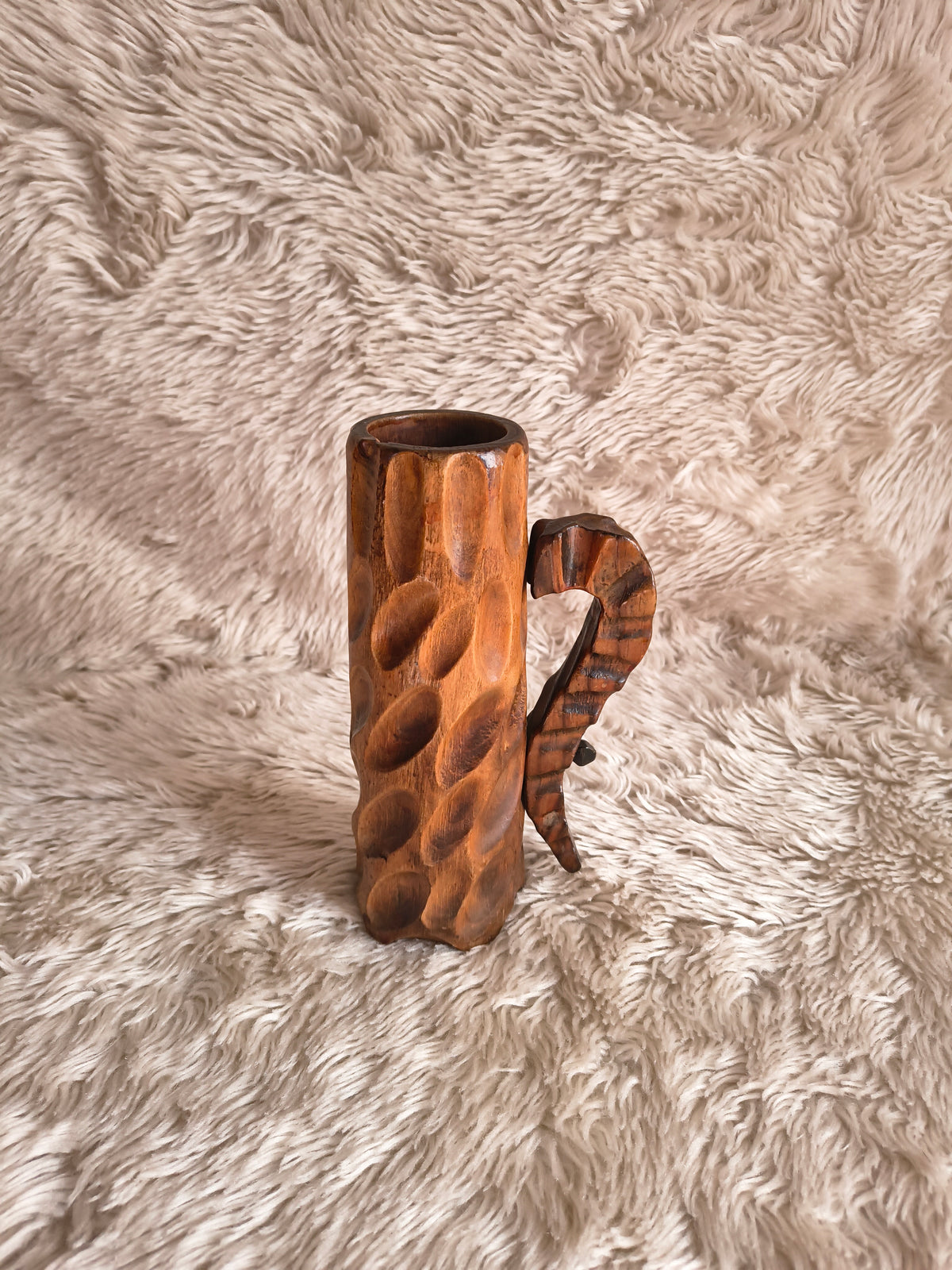 Vase forme chope en bois sculpté