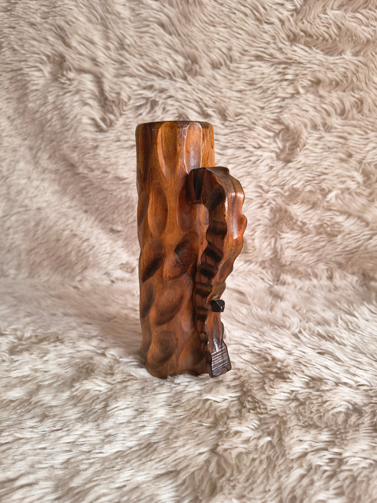 Vase forme chope en bois sculpté