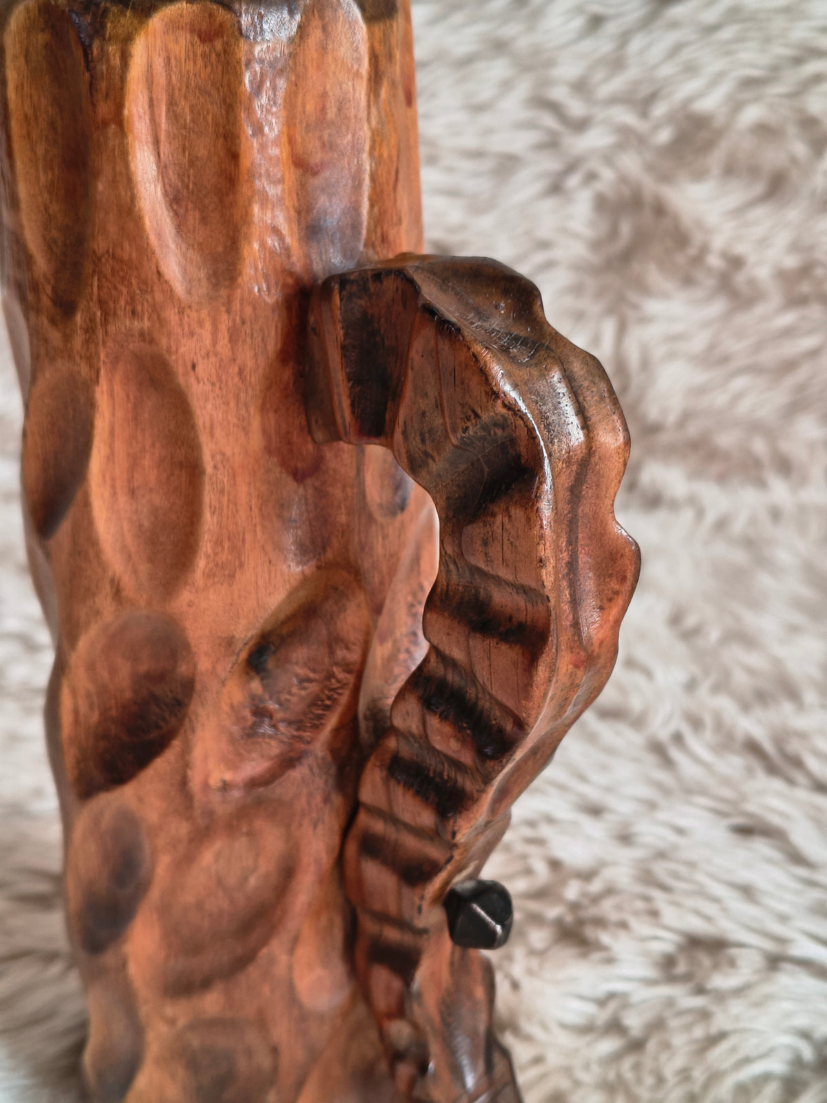 Vase forme chope en bois sculpté détail anse