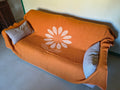 Couverture vintage beige et orange en viscose avec grosse fleur centrale 