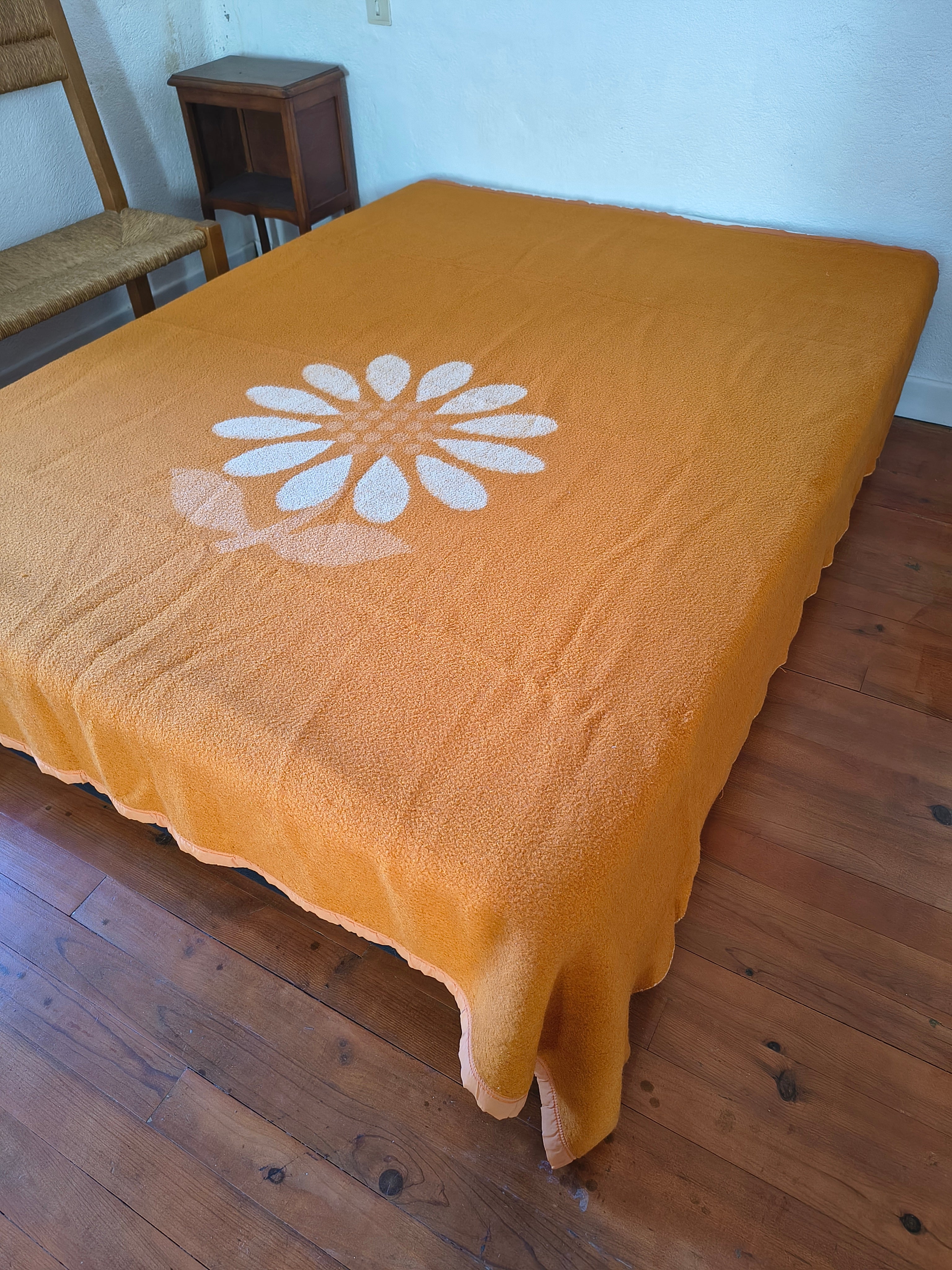 Couverture vintage beige et orange en viscose avec grosse fleur centrale 