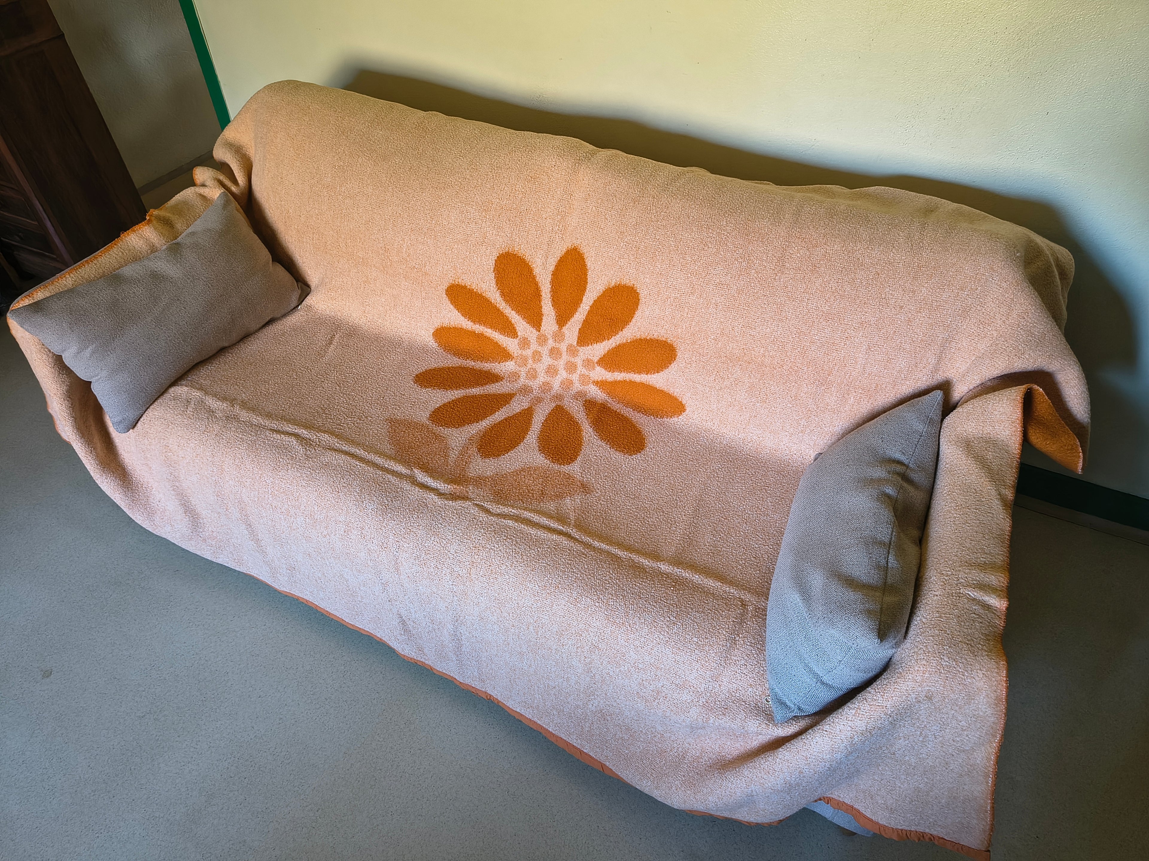 Couverture vintage beige et orange en viscose avec grosse fleur centrale 