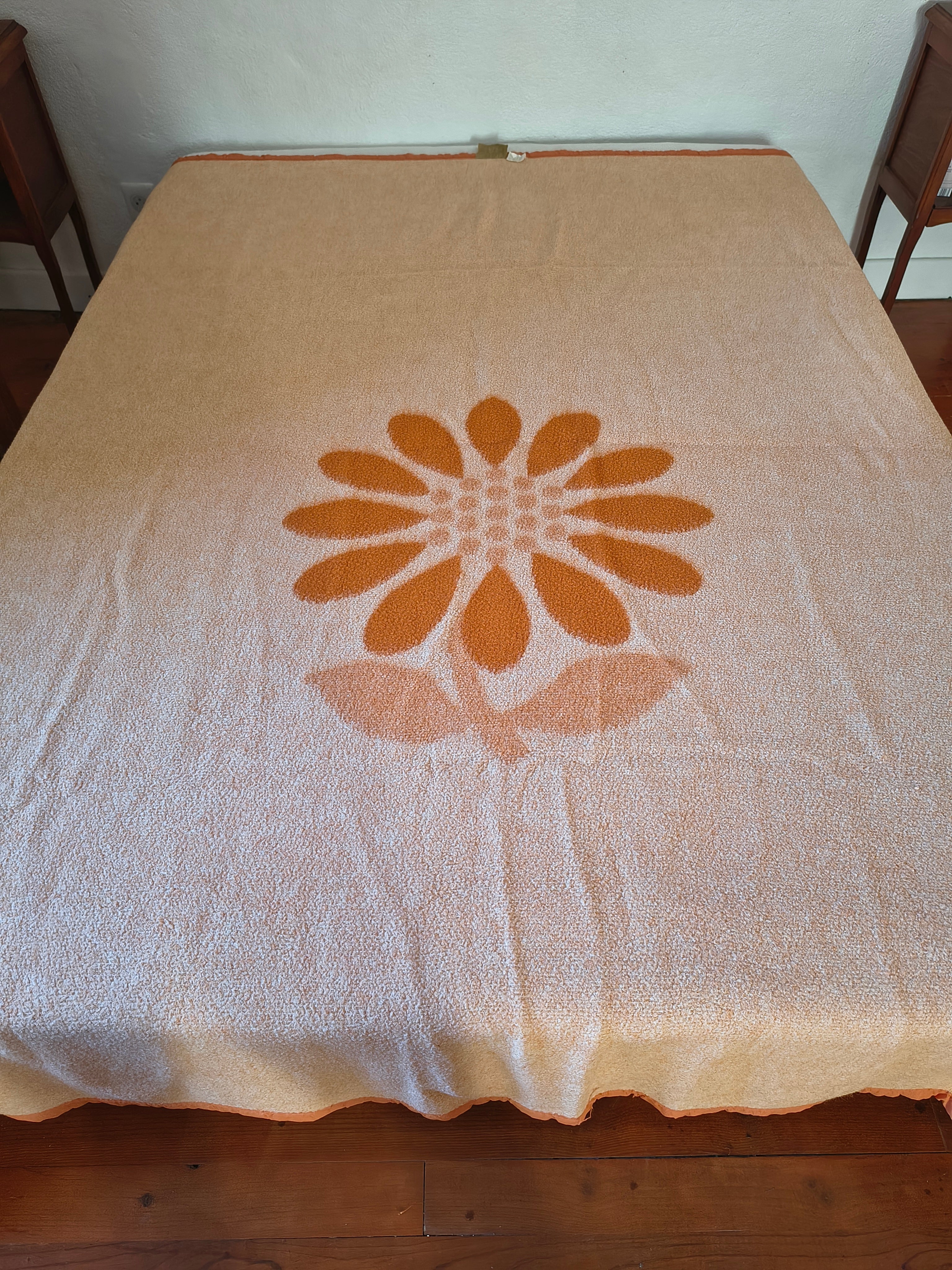 Couverture vintage beige et orange en viscose avec grosse fleur centrale 