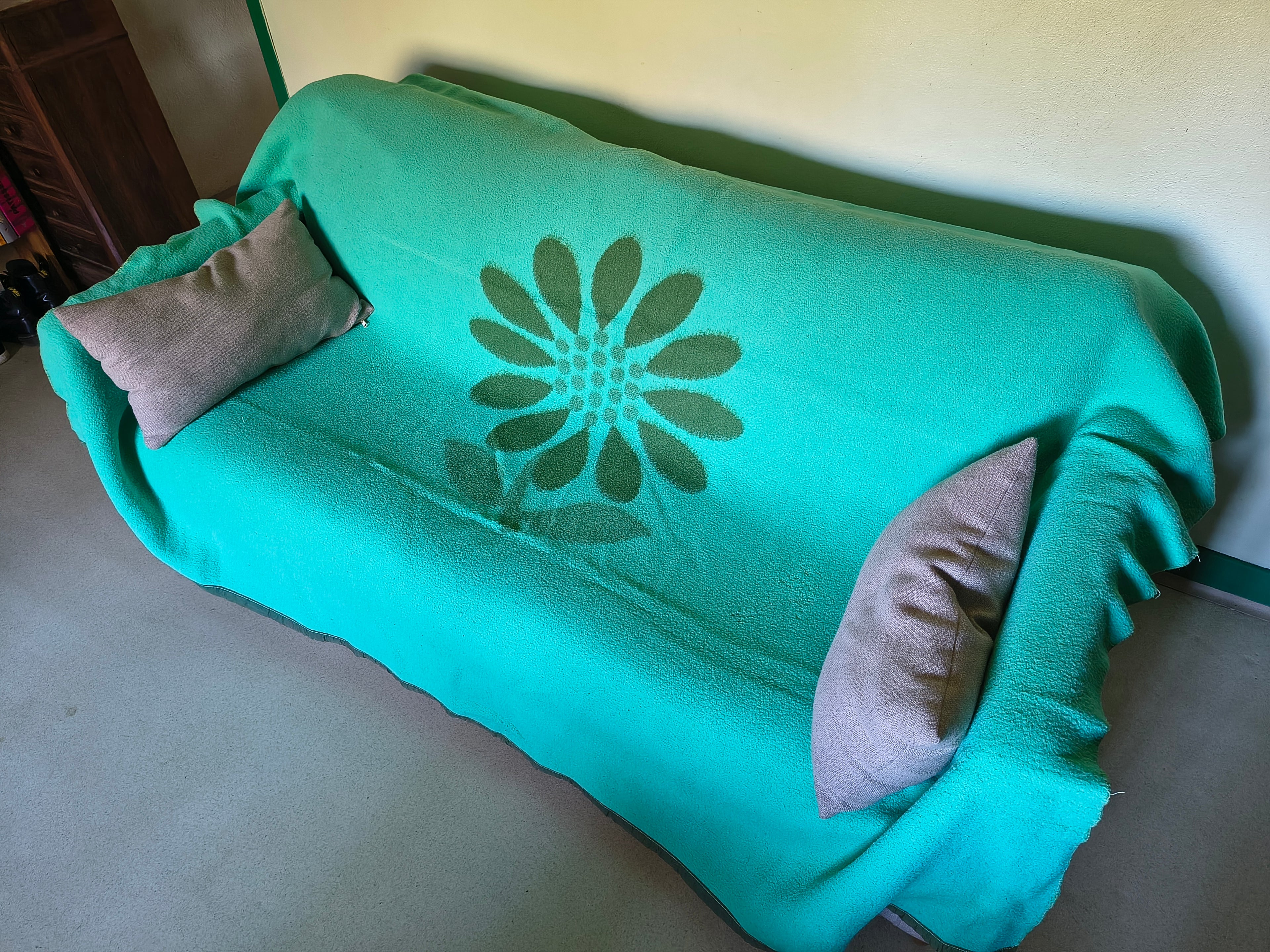 Couverture vintage turquoise et verte avec grosse fleur centrale