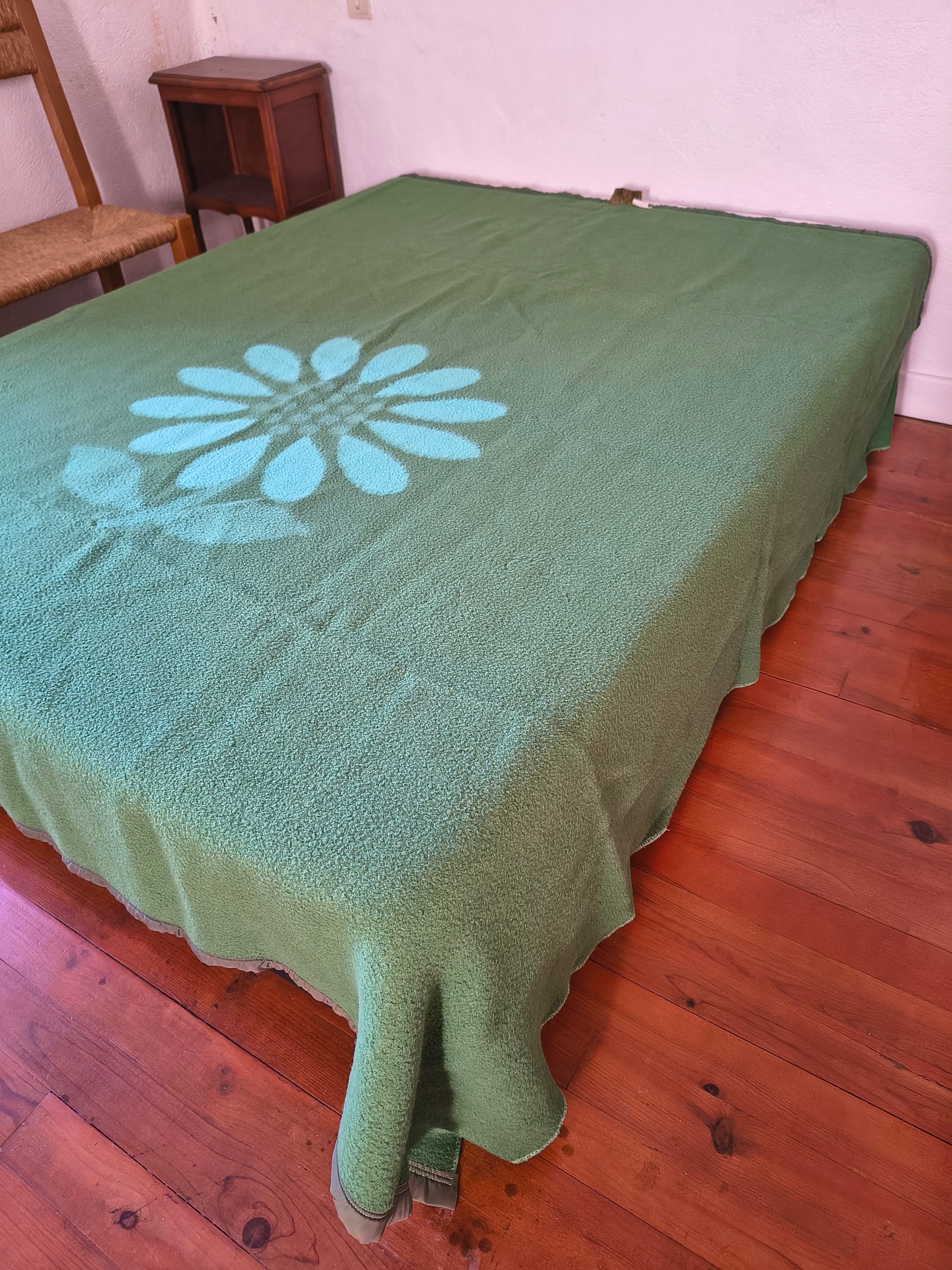 Couverture vintage turquoise et verte avec grosse fleur centrale