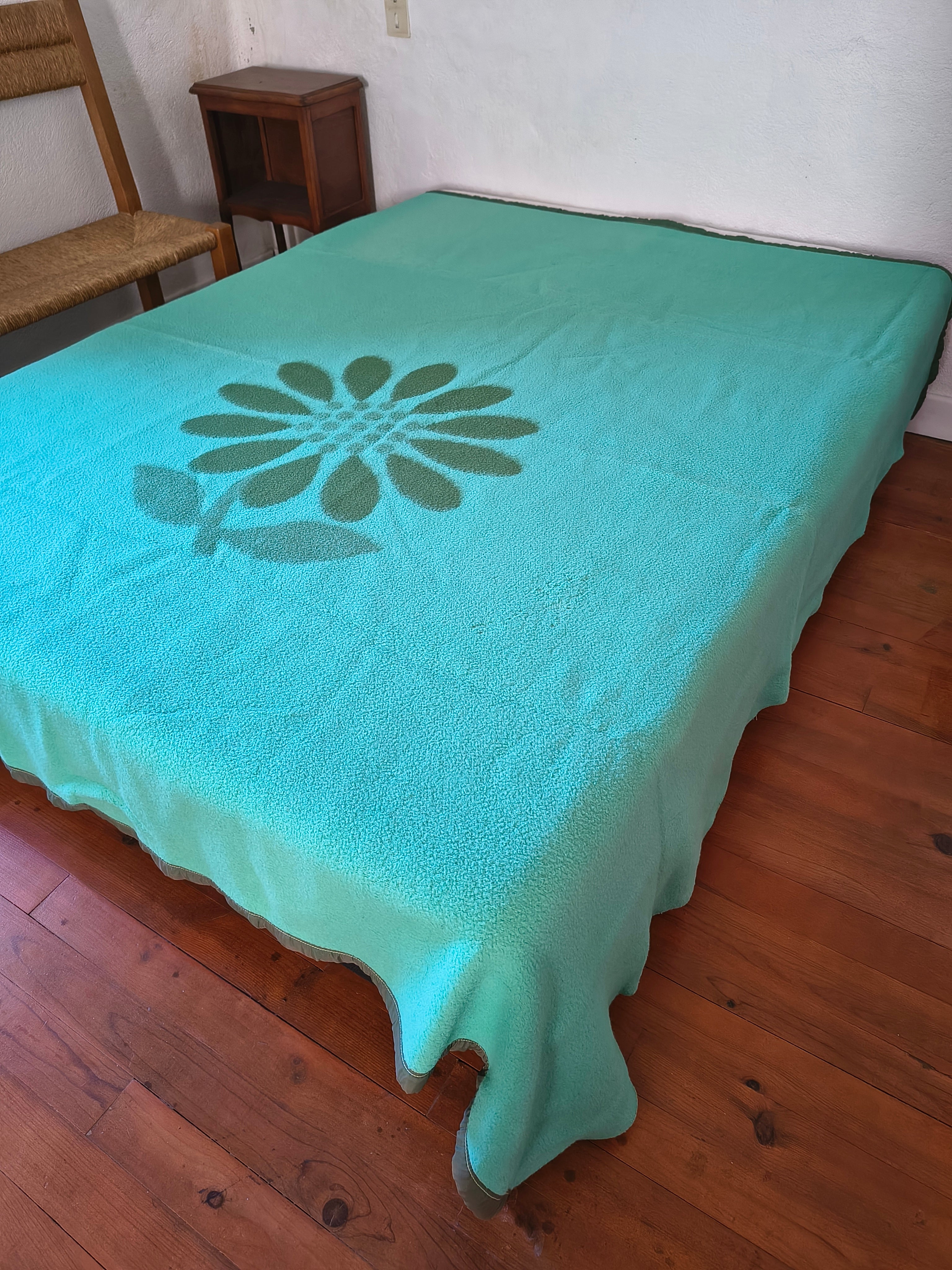 Couverture vintage turquoise et verte avec grosse fleur centrale