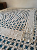 Couvre lit écru en tissage et crochet motifs géométriques 