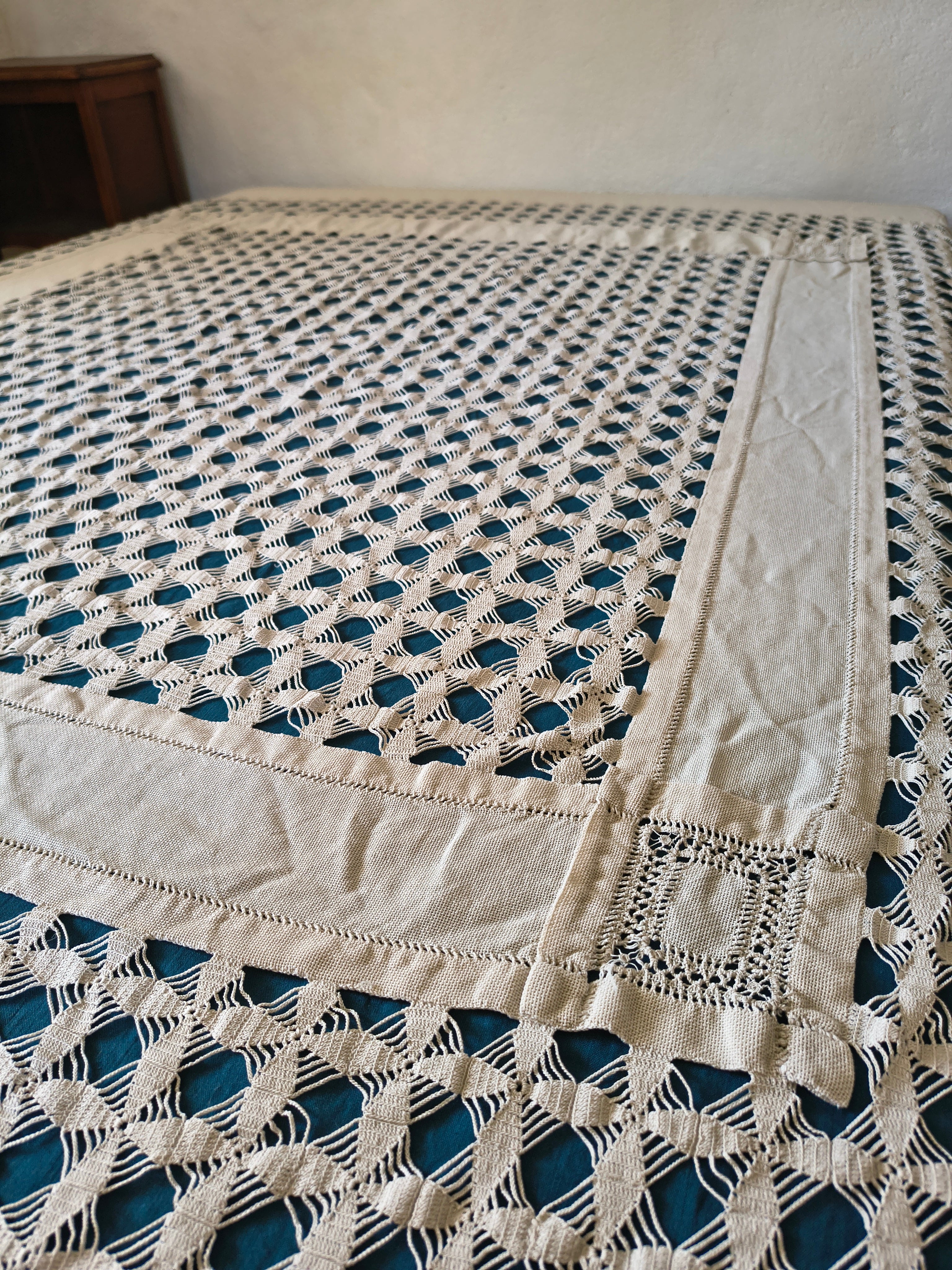 Couvre lit écru en tissage et crochet motifs géométriques 