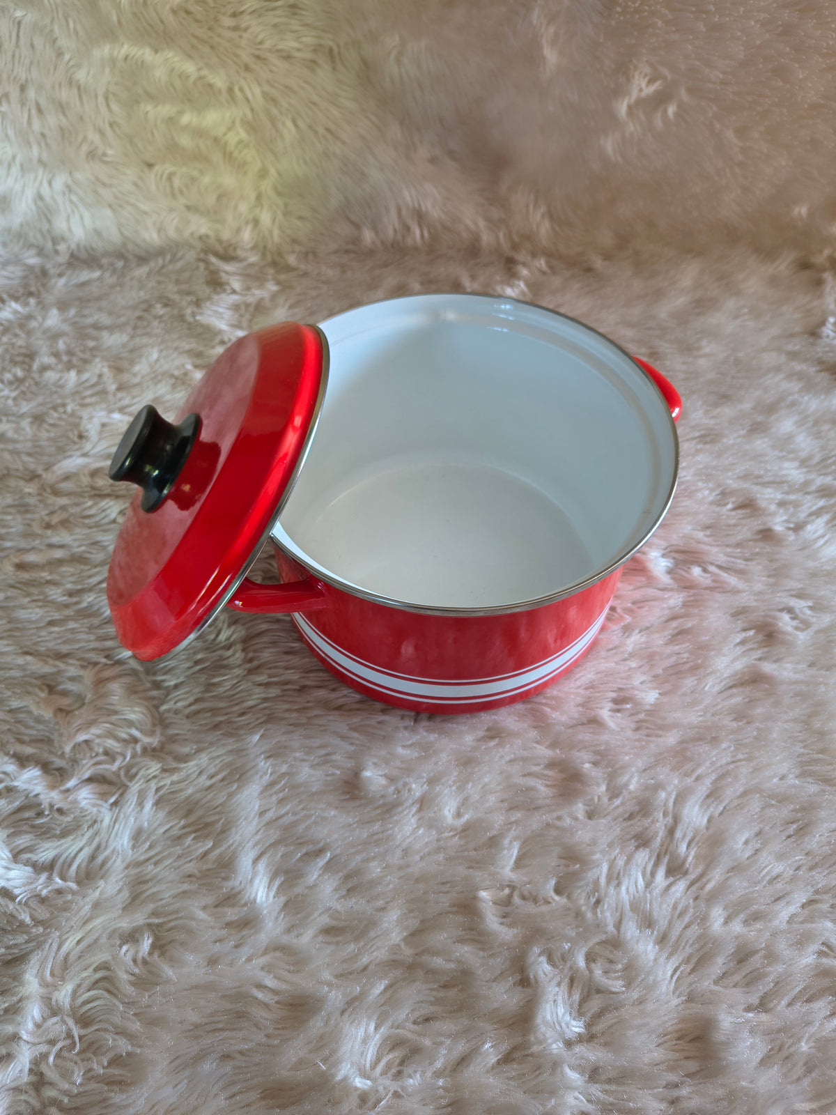 Faitout en métal émaillé rouge rayé blanc vintage années 80