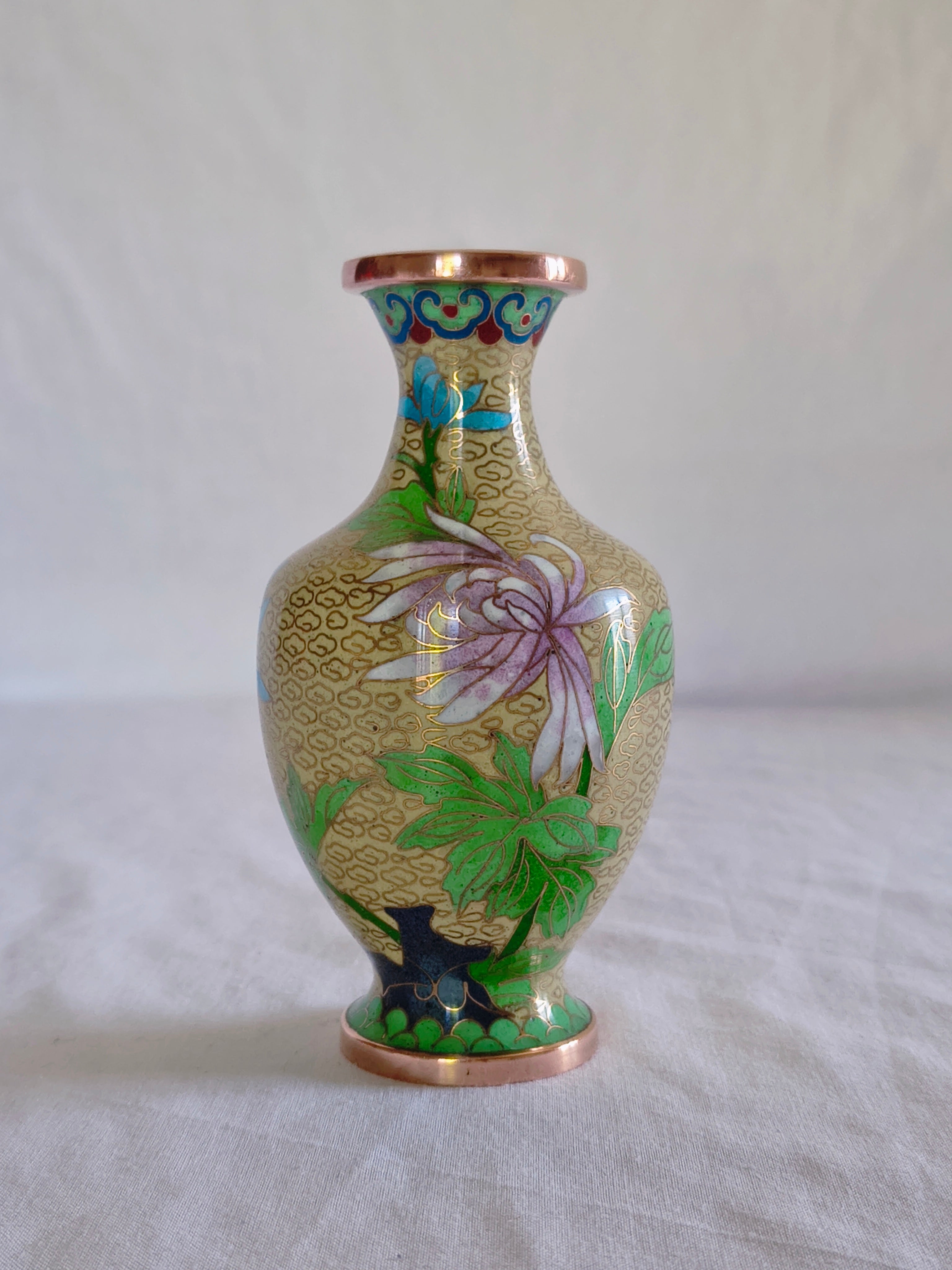 Vase chinois en émail cloisonné décor fleurs de chrysanthèmes