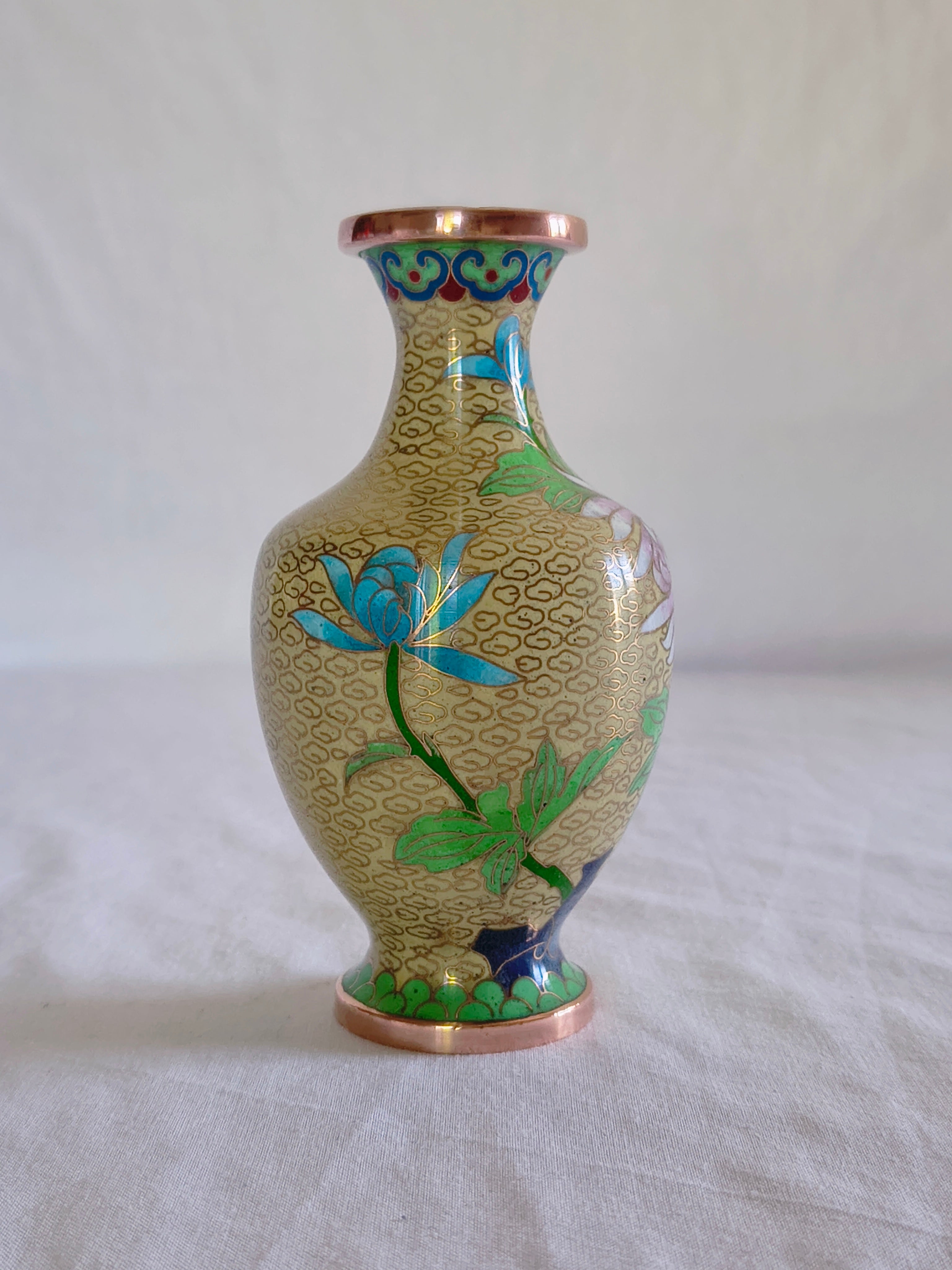 Vase chinois en émail cloisonné décor fleurs de chrysanthèmes