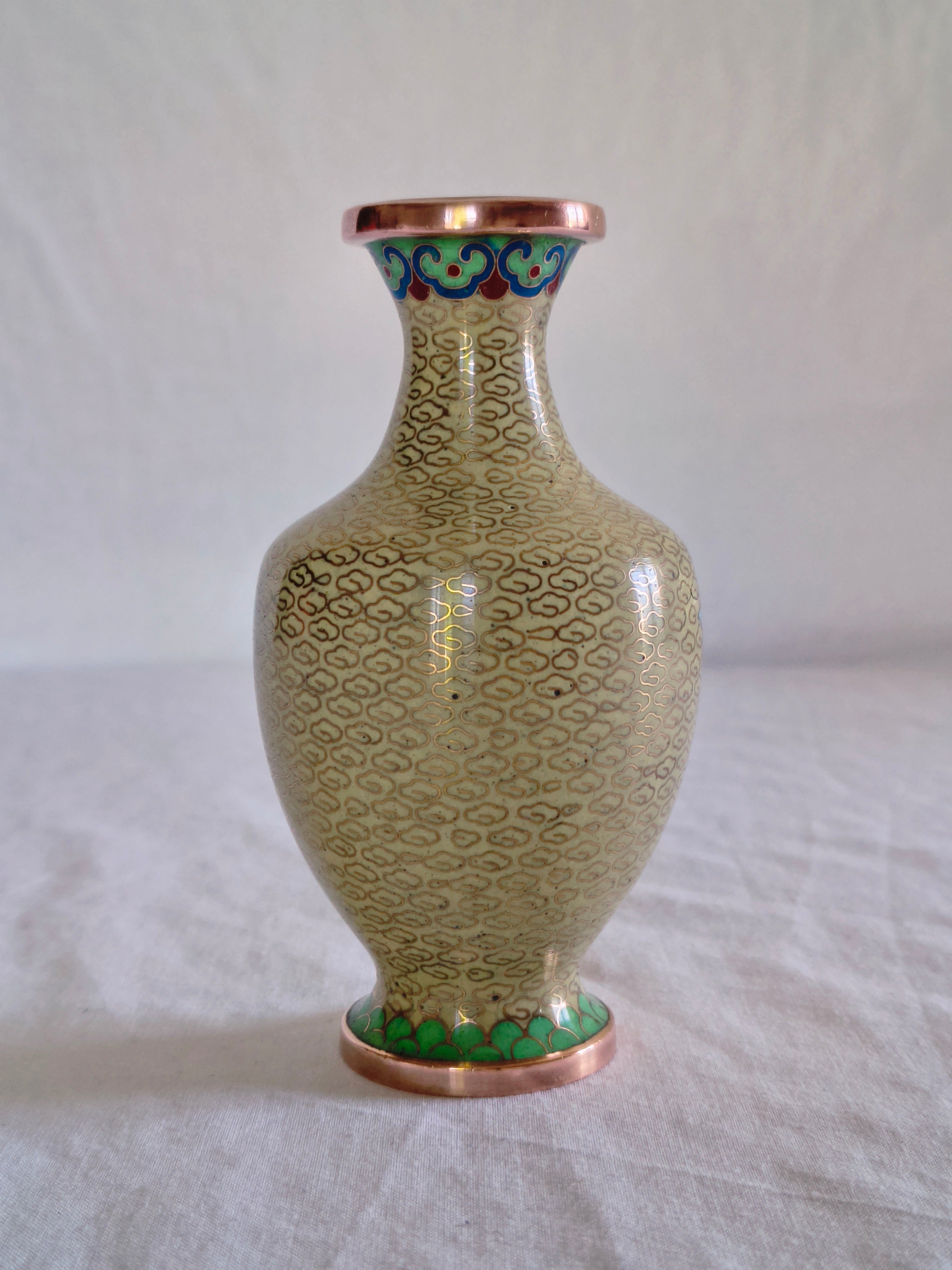Vase chinois en émail cloisonné décor fleurs de chrysanthèmes