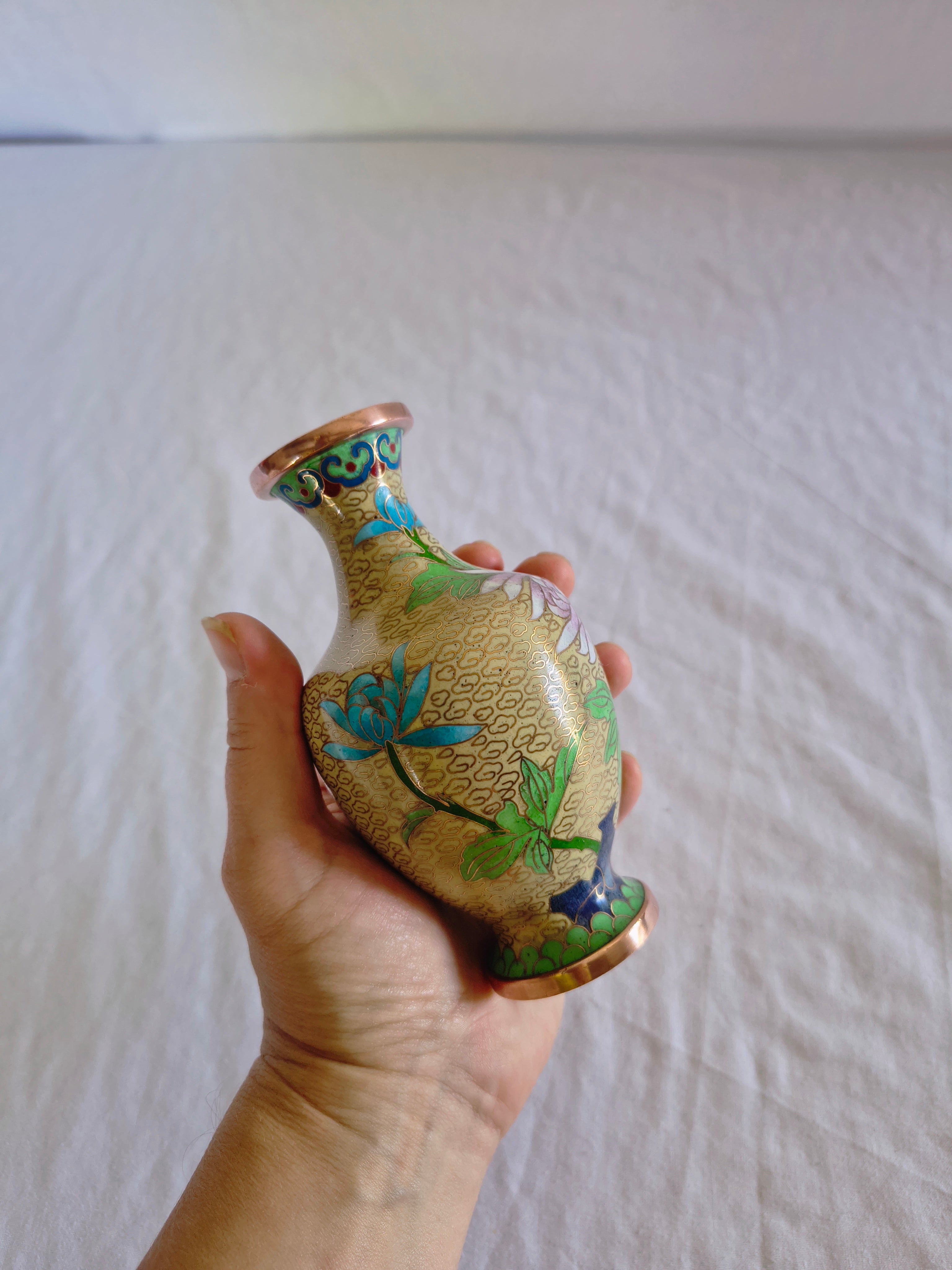 Vase chinois en émail cloisonné décor fleurs de chrysanthèmes