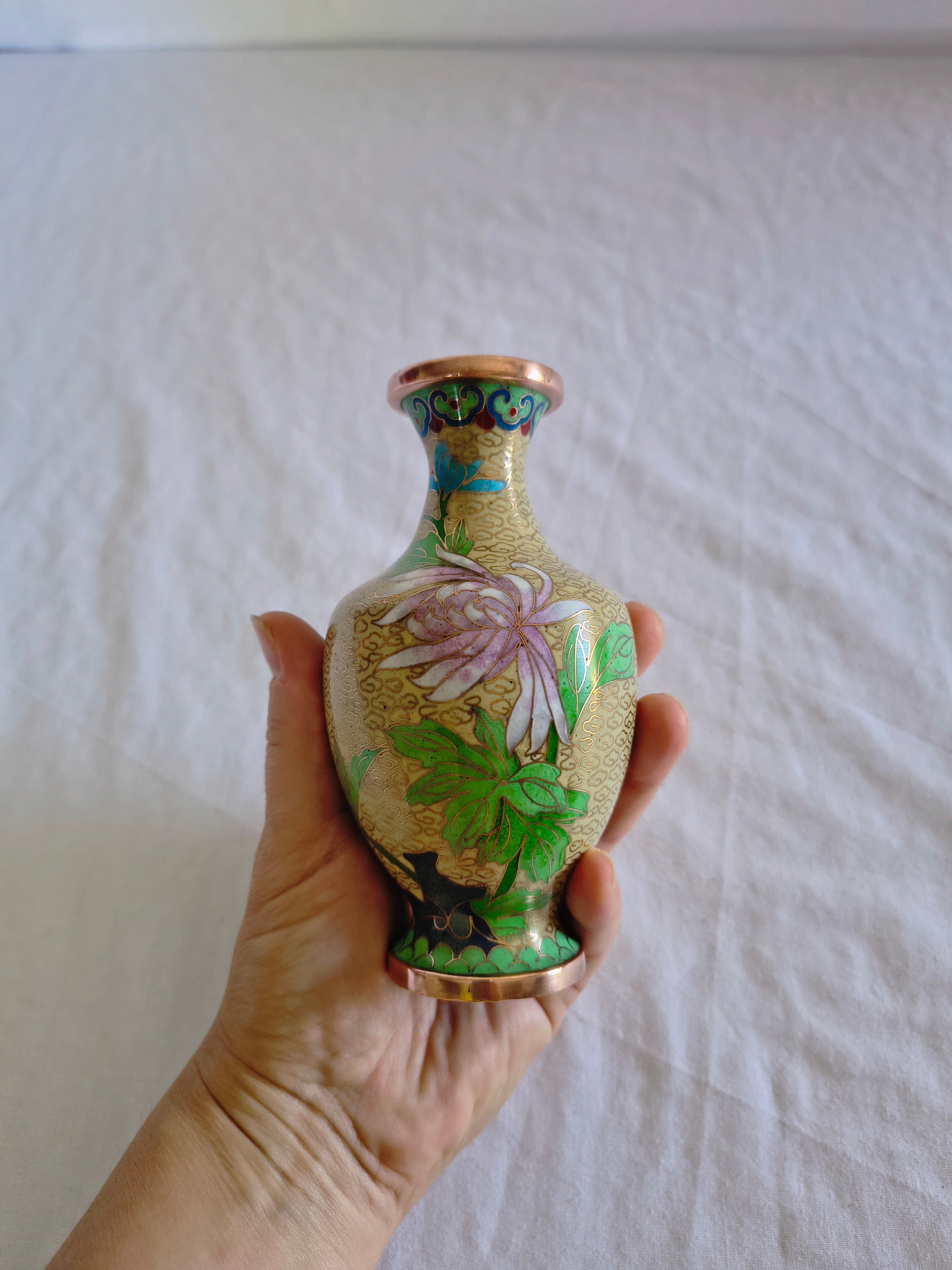 Vase chinois en émail cloisonné décor fleurs de chrysanthèmes