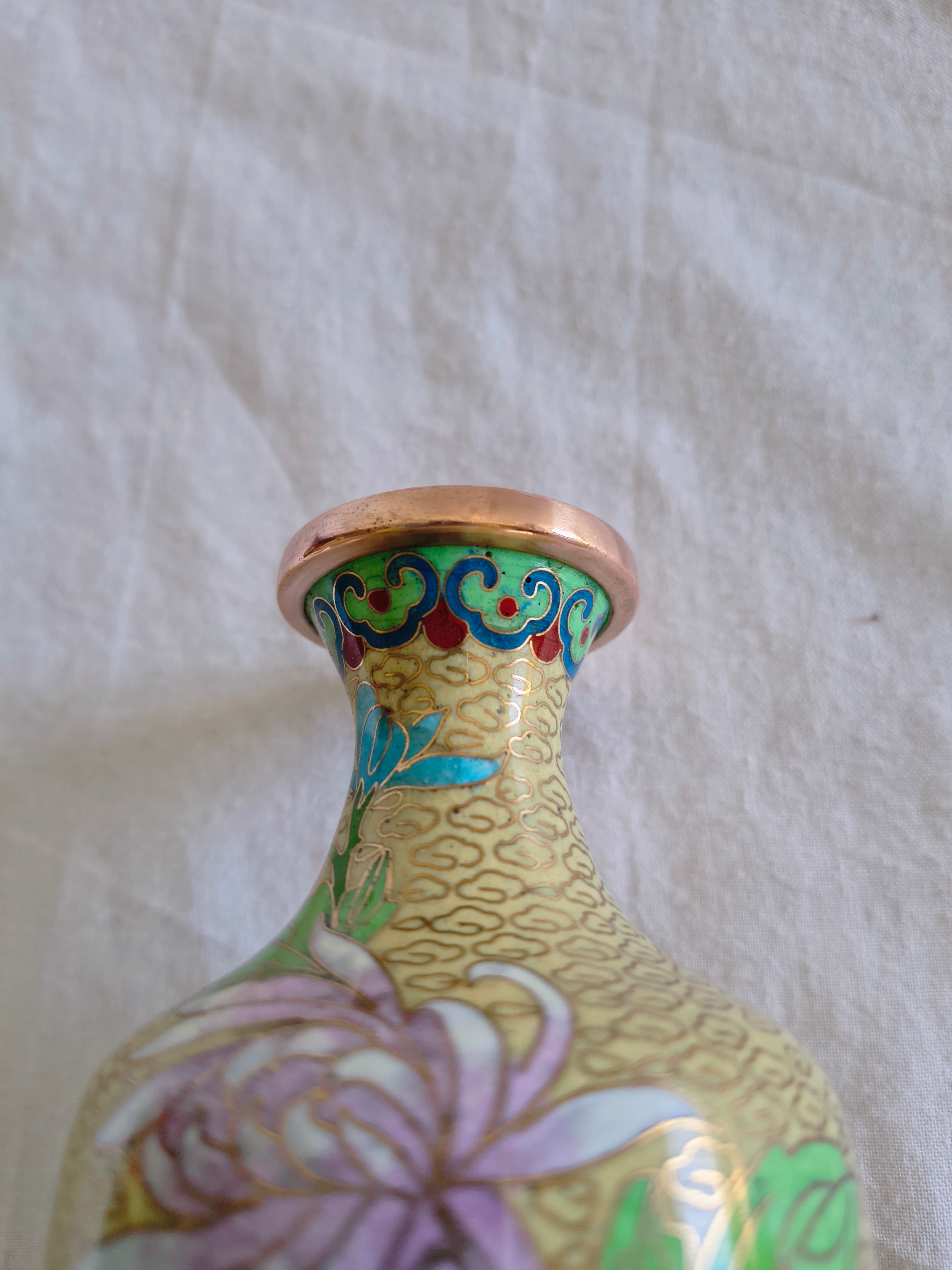 Vase chinois en émail cloisonné décor fleurs de chrysanthèmes