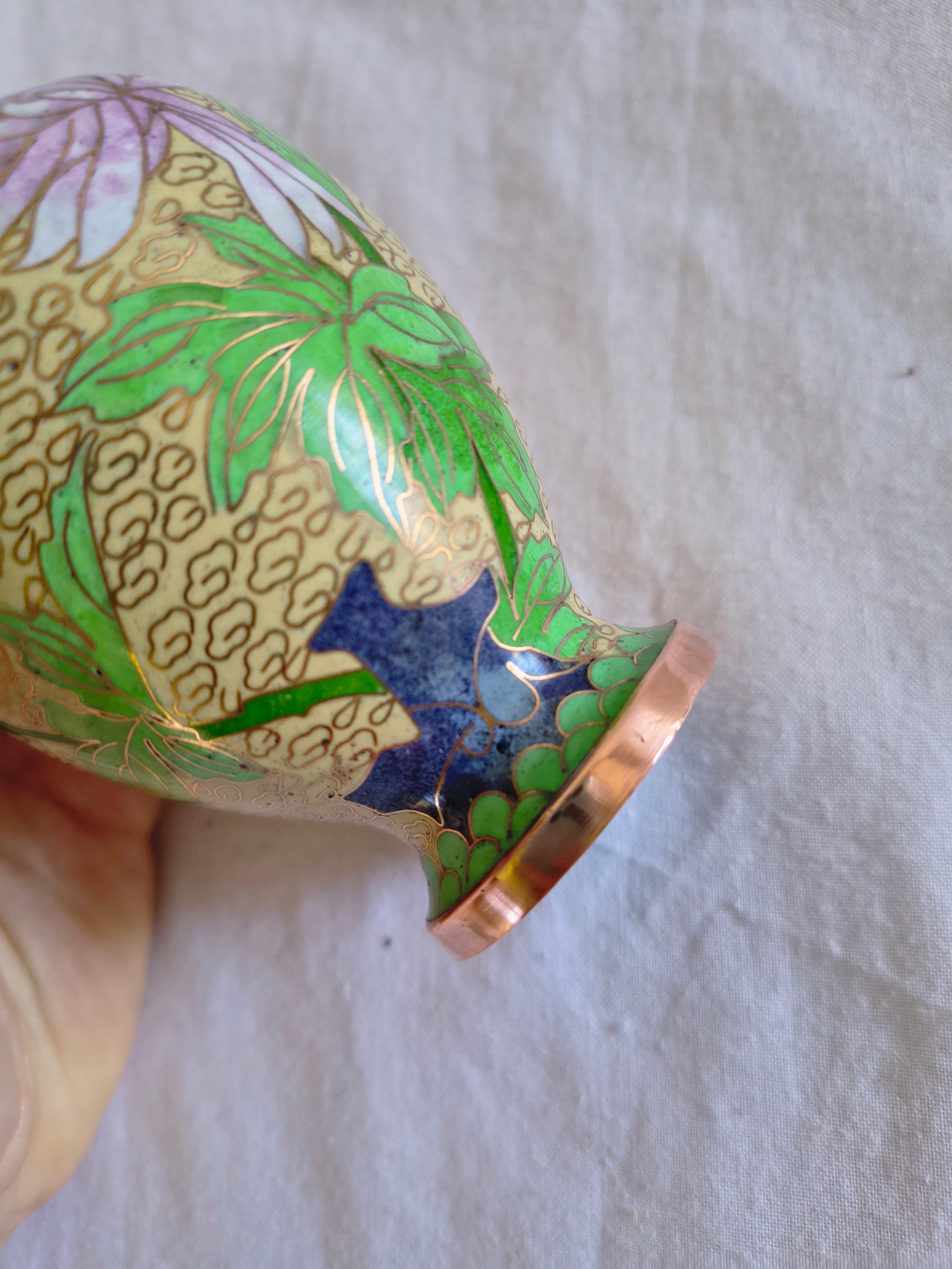 Vase chinois en émail cloisonné décor fleurs de chrysanthèmes