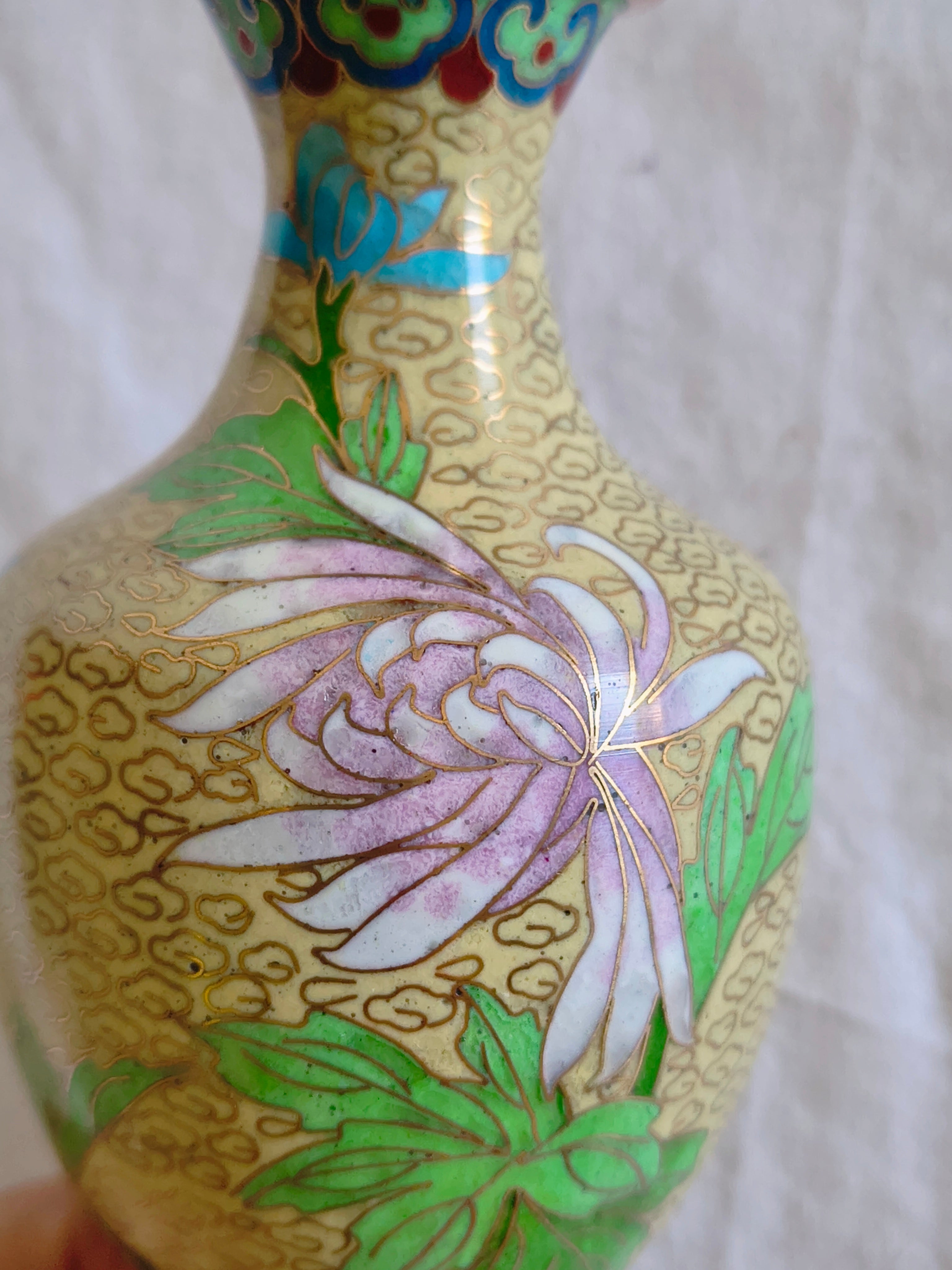 Vase chinois en émail cloisonné décor fleurs de chrysanthèmes