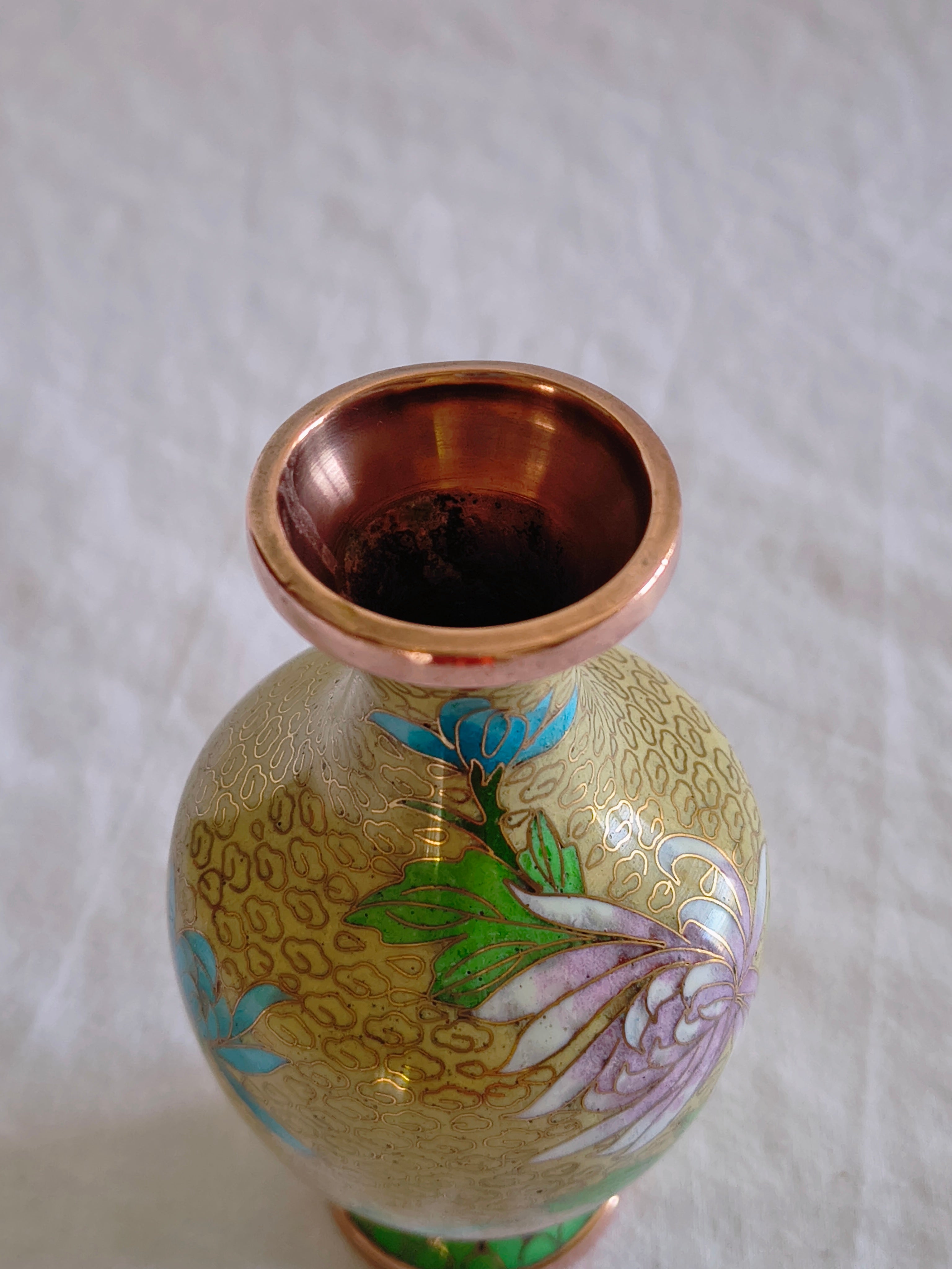 Vase chinois en émail cloisonné décor fleurs de chrysanthèmes