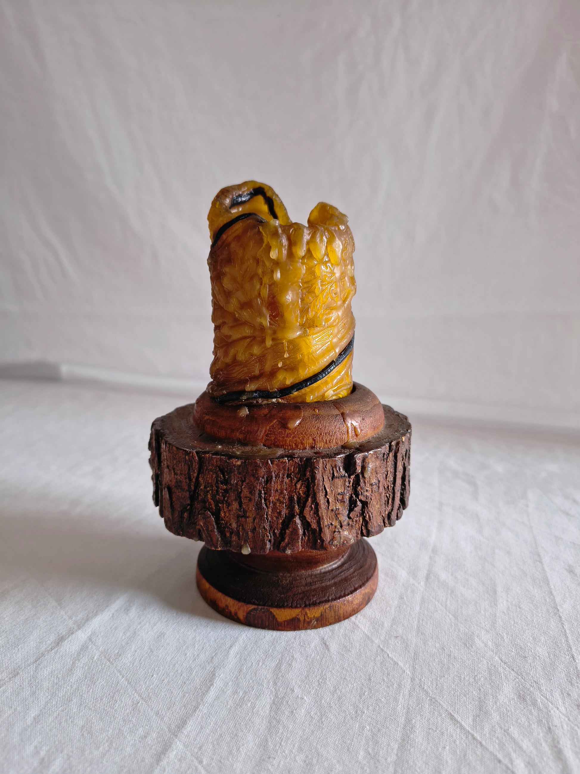 Bougeoir rustique en bois brut et sa bougie