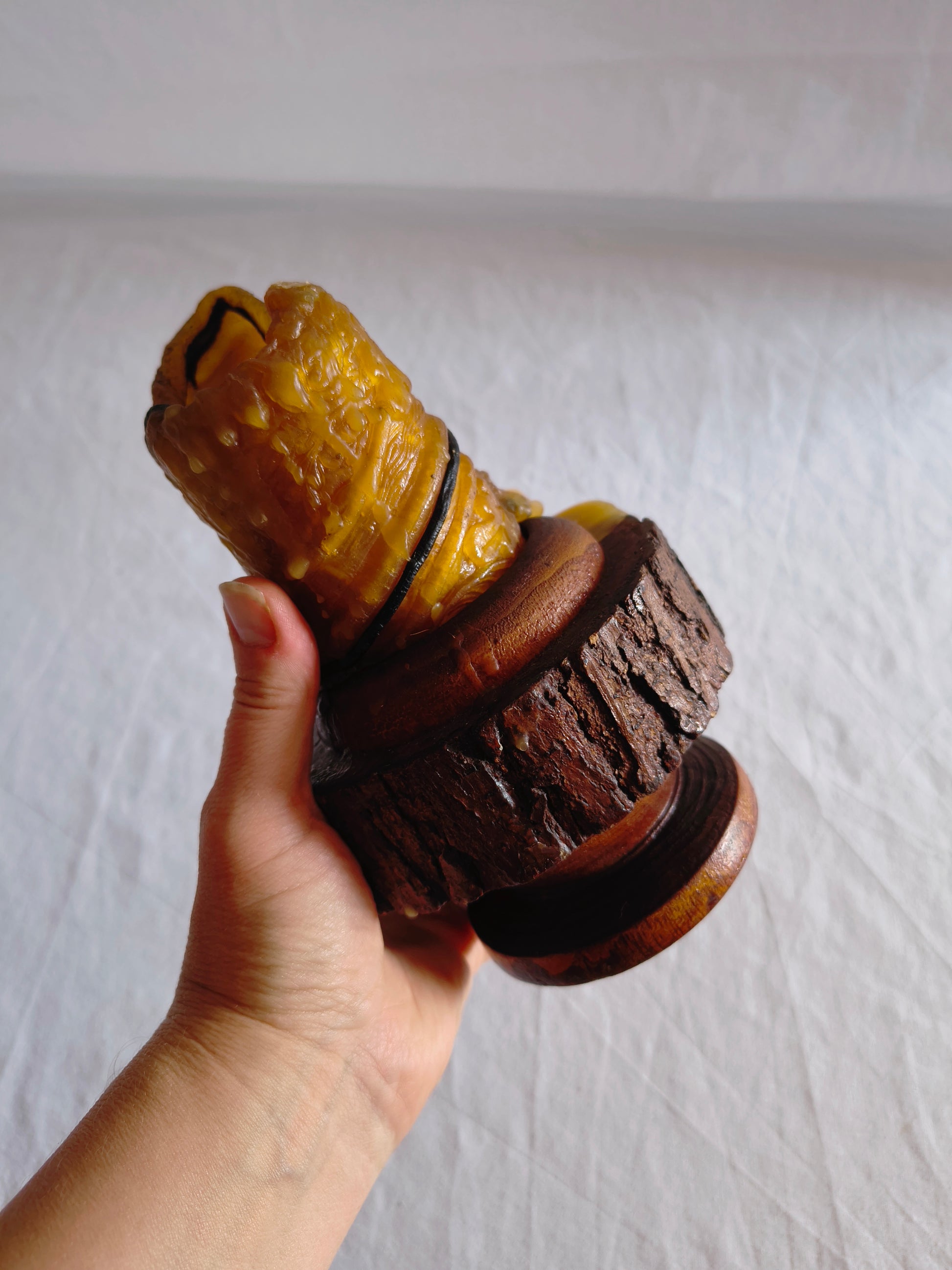 Bougeoir rustique en bois brut et sa bougie