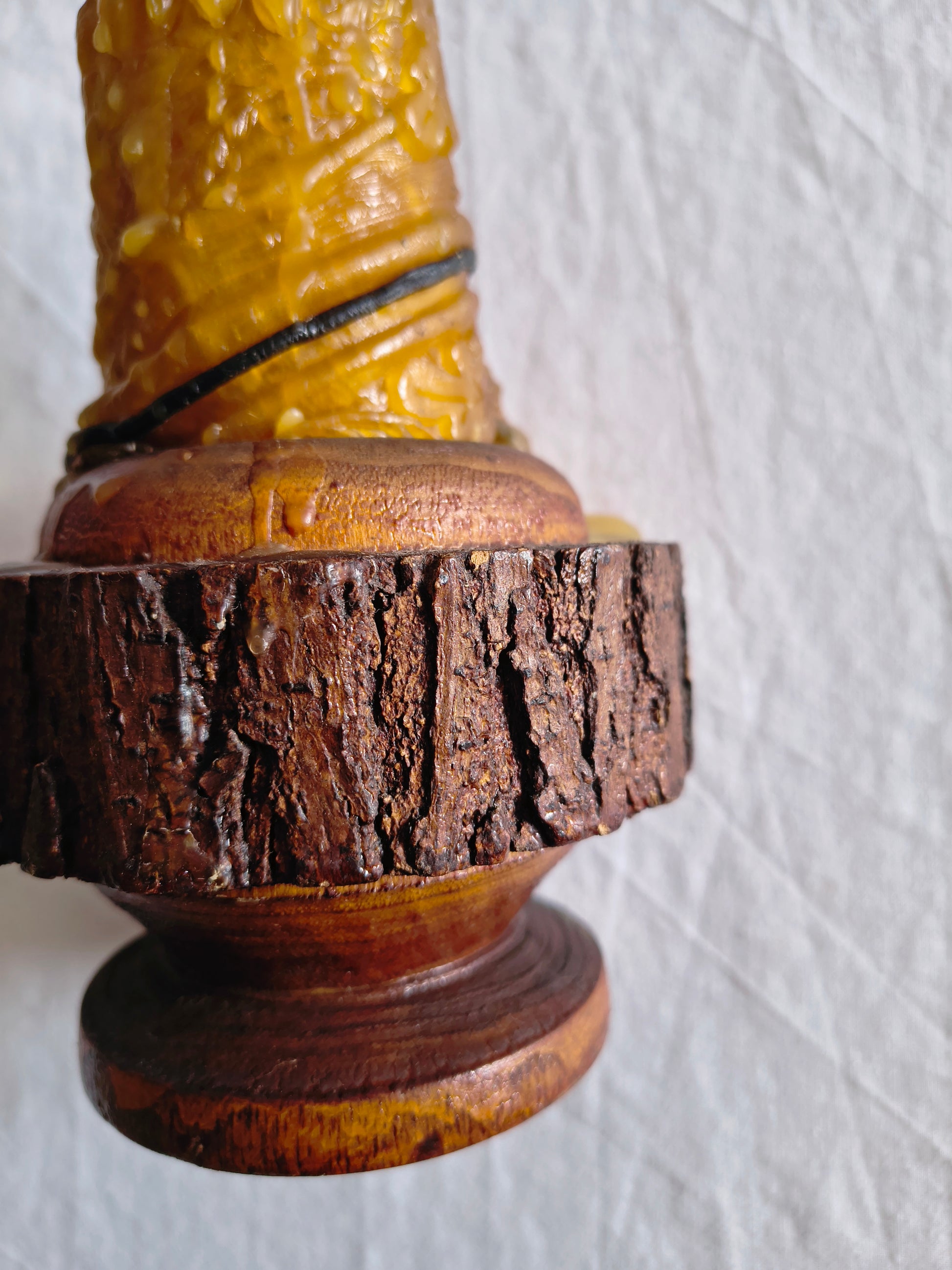 Bougeoir rustique en bois brut et sa bougie