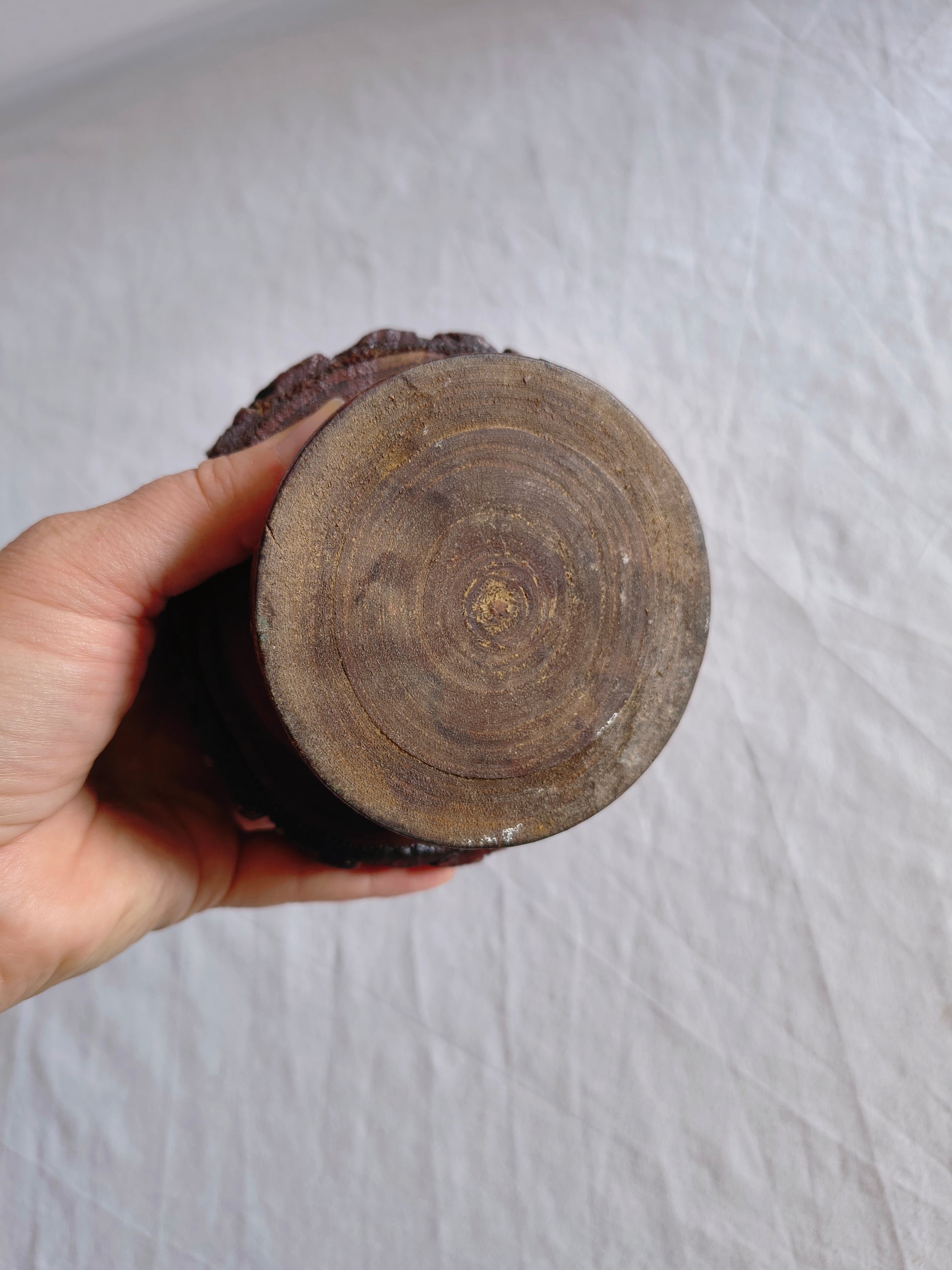 Bougeoir rustique en bois brut et sa bougie