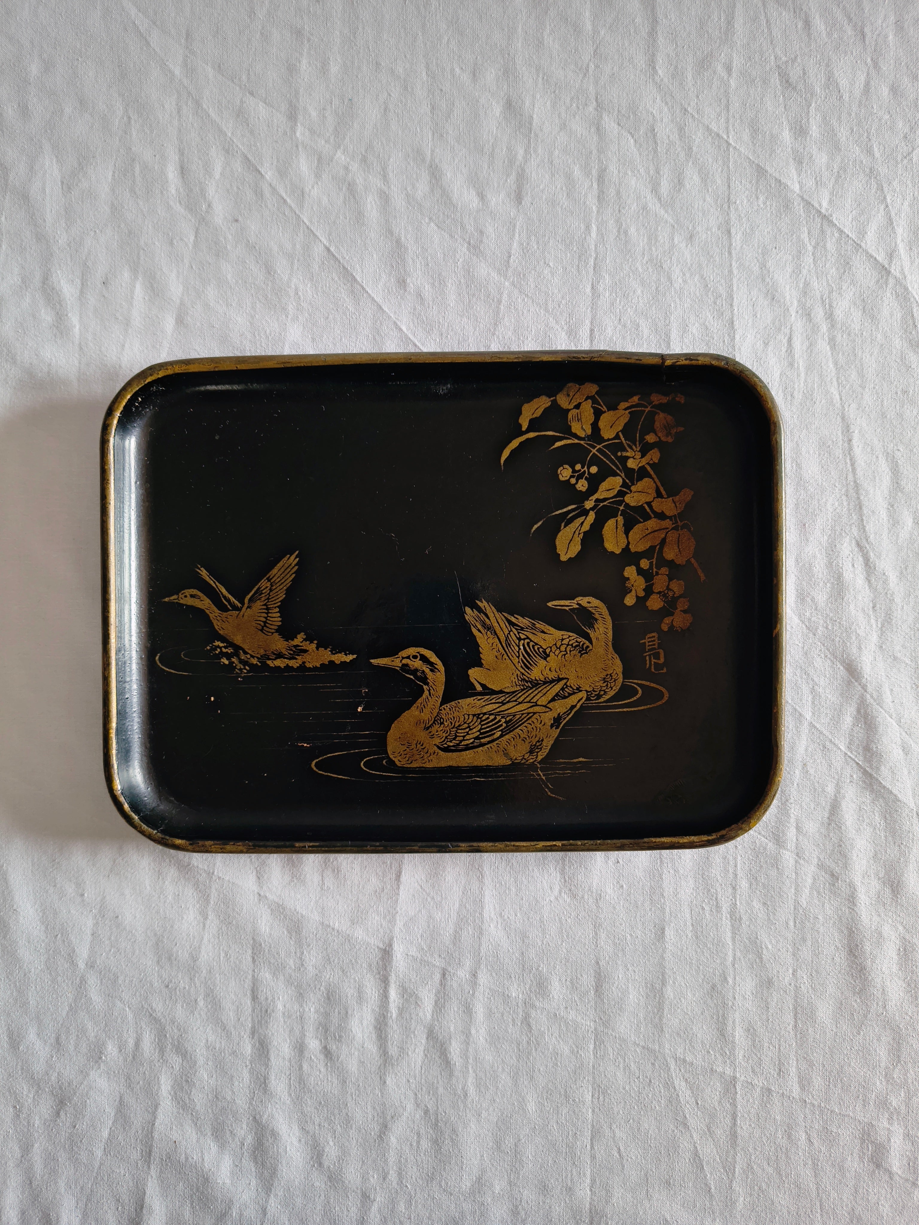 Plateau ancien en carton bouilli décor japonisant canards dorés