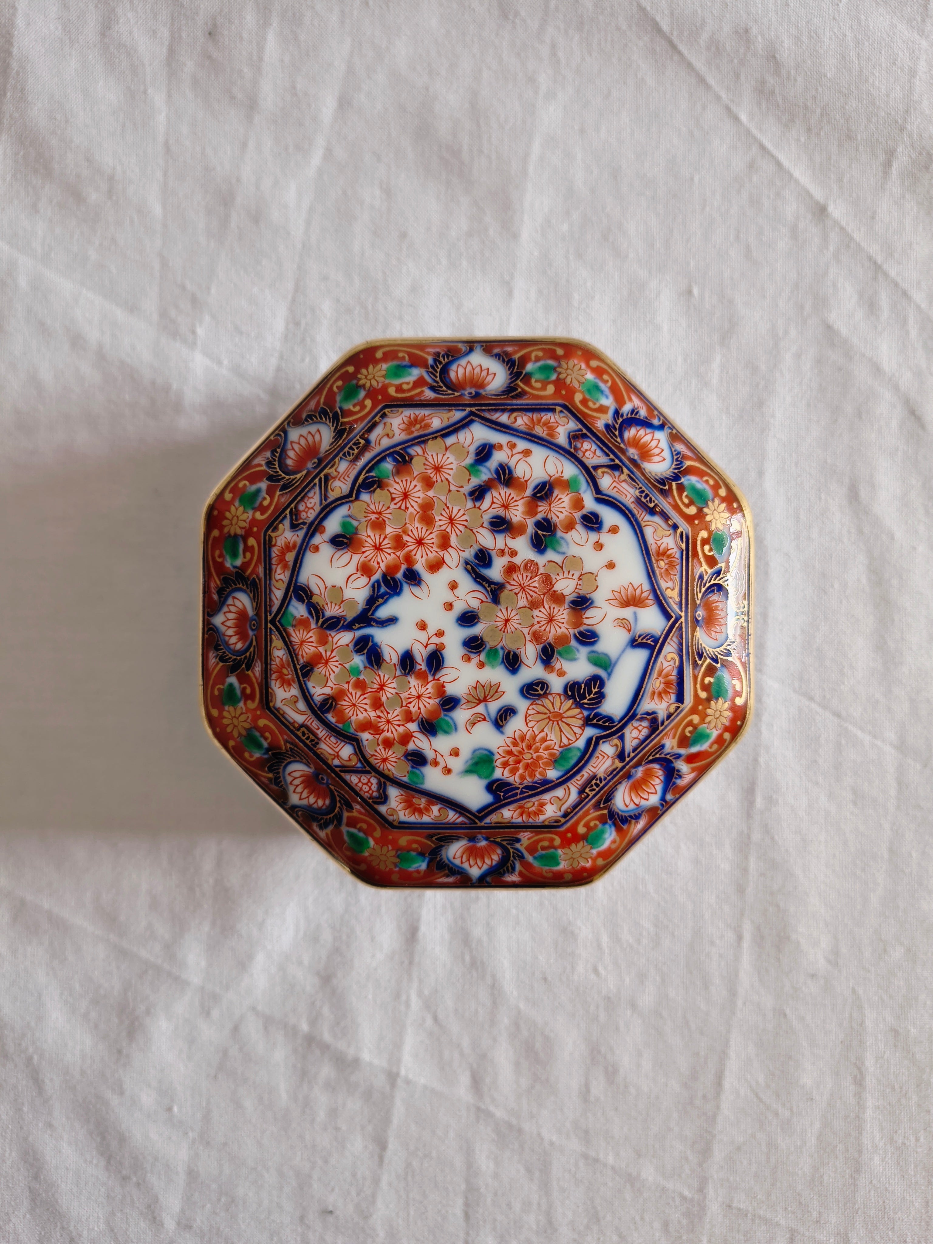 Boite en porcelaine japonaise Shibata motif fleurs de cerisier style Imari