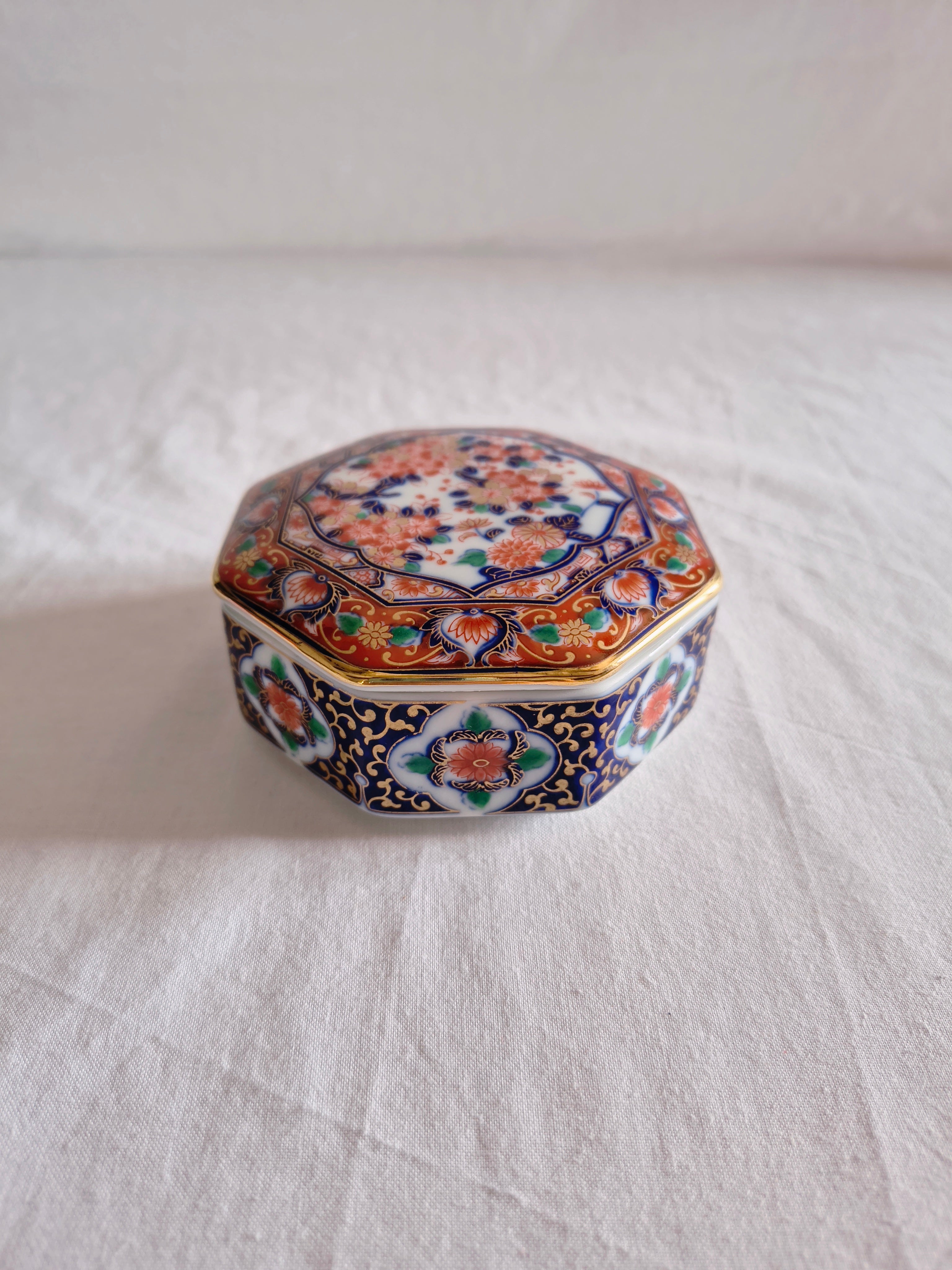 Boite en porcelaine japonaise Shibata motif fleurs de cerisier style Imari