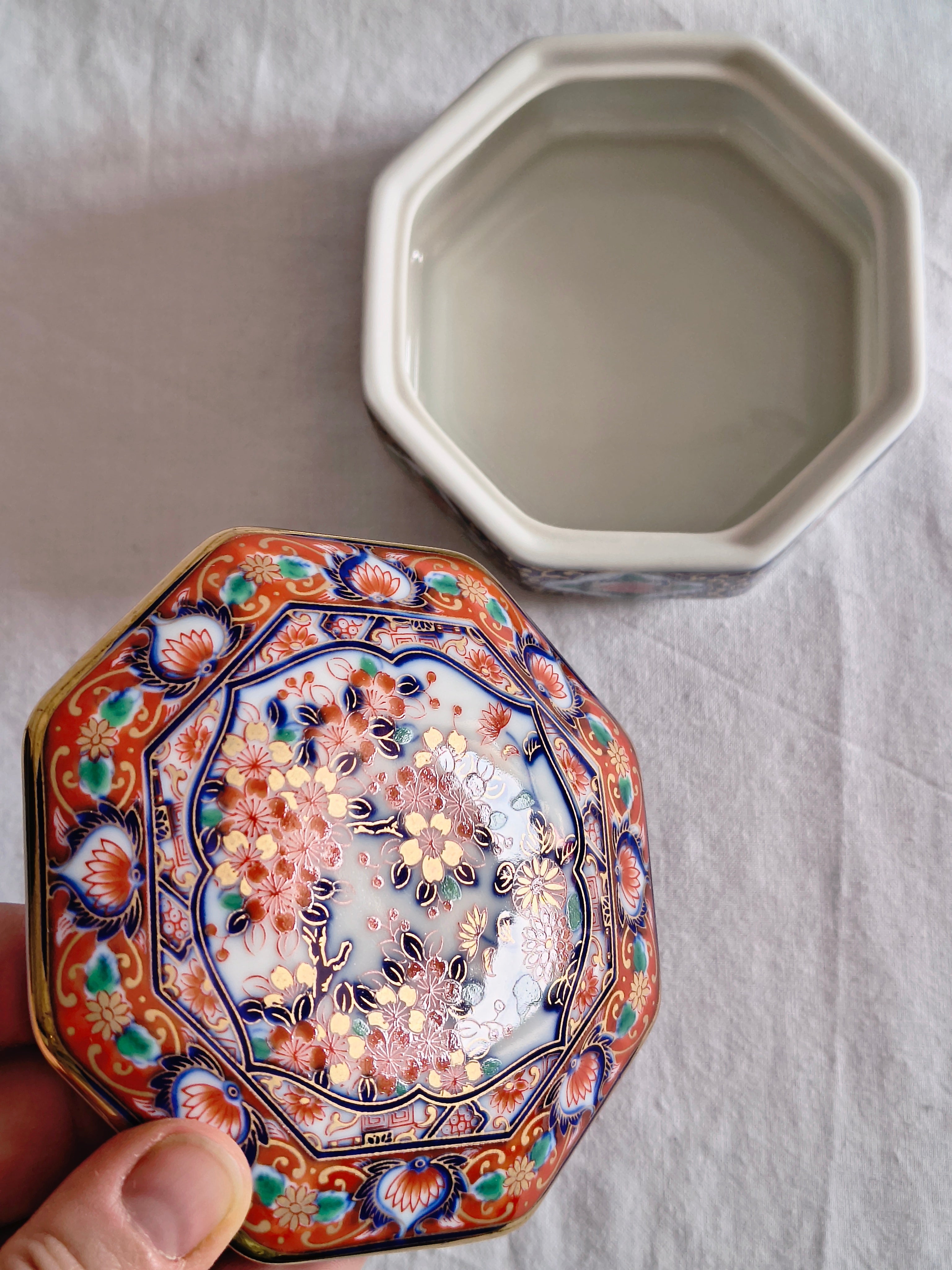 Boite en porcelaine japonaise Shibata motif fleurs de cerisier style Imari