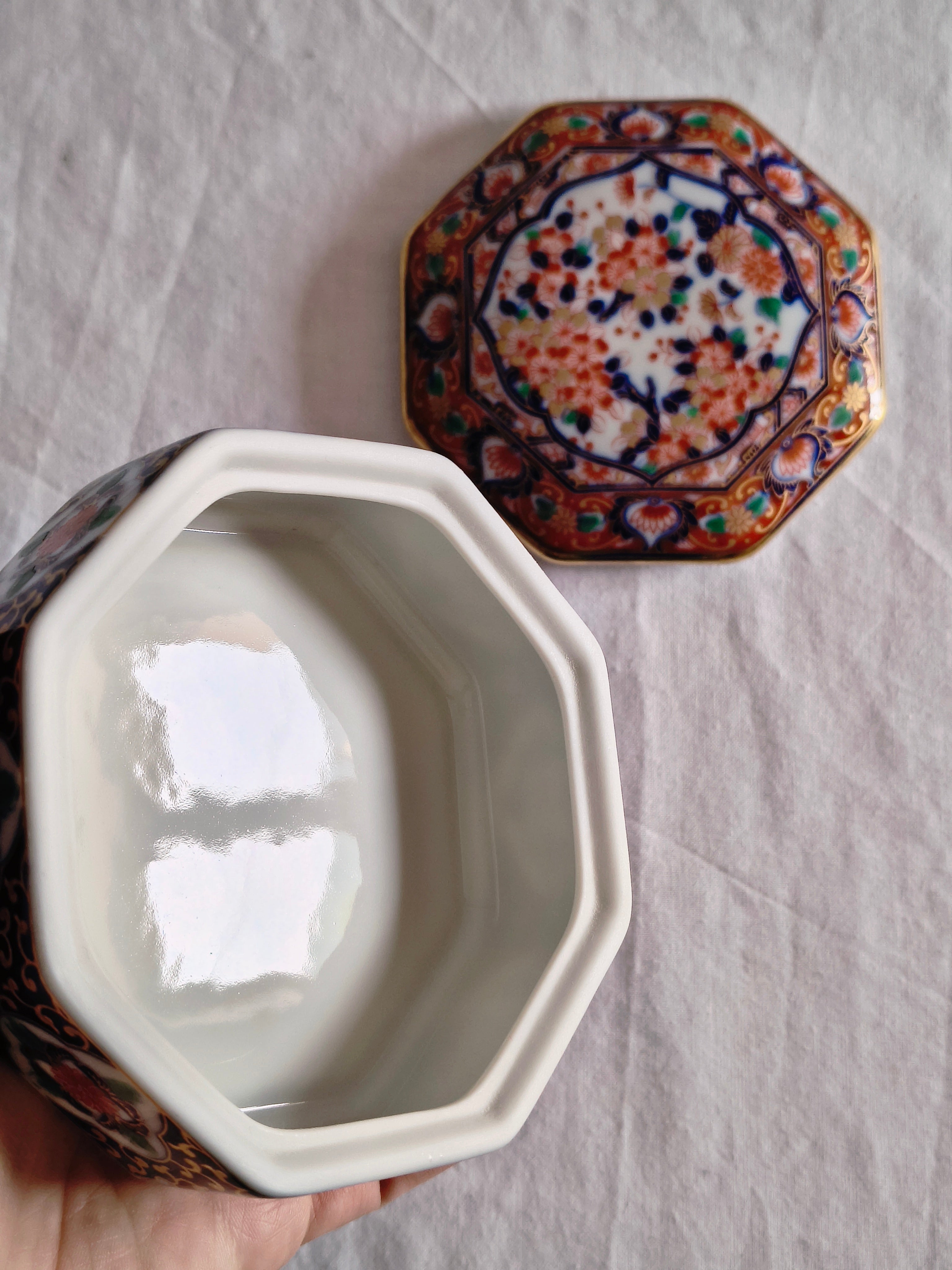 Boite en porcelaine japonaise Shibata motif fleurs de cerisier style Imari